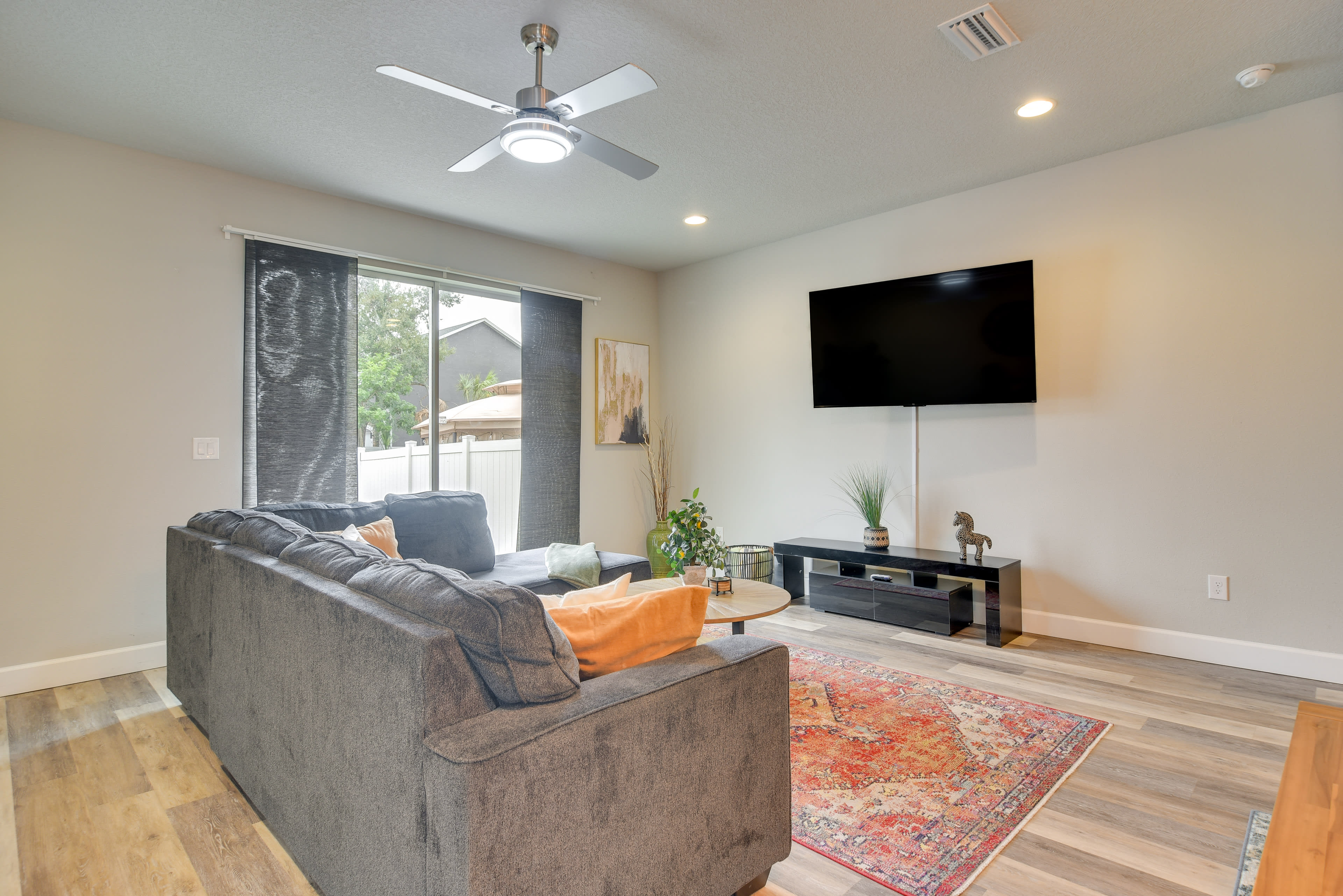 Living Room | Free WiFi | Smart TV | Central Heat & A/C