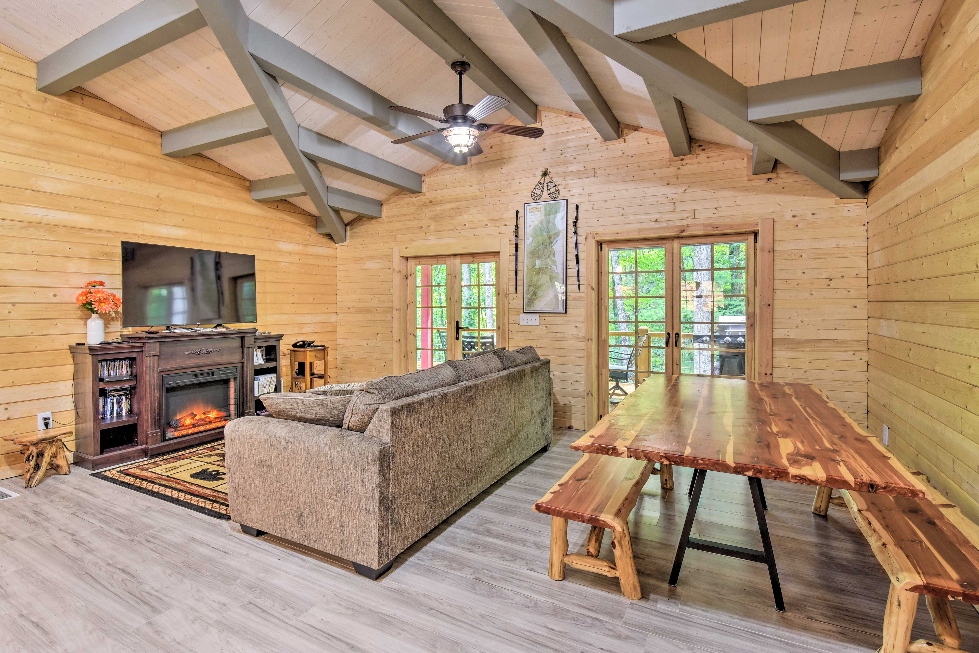 Dining Area | Dishware & Flatware Provided