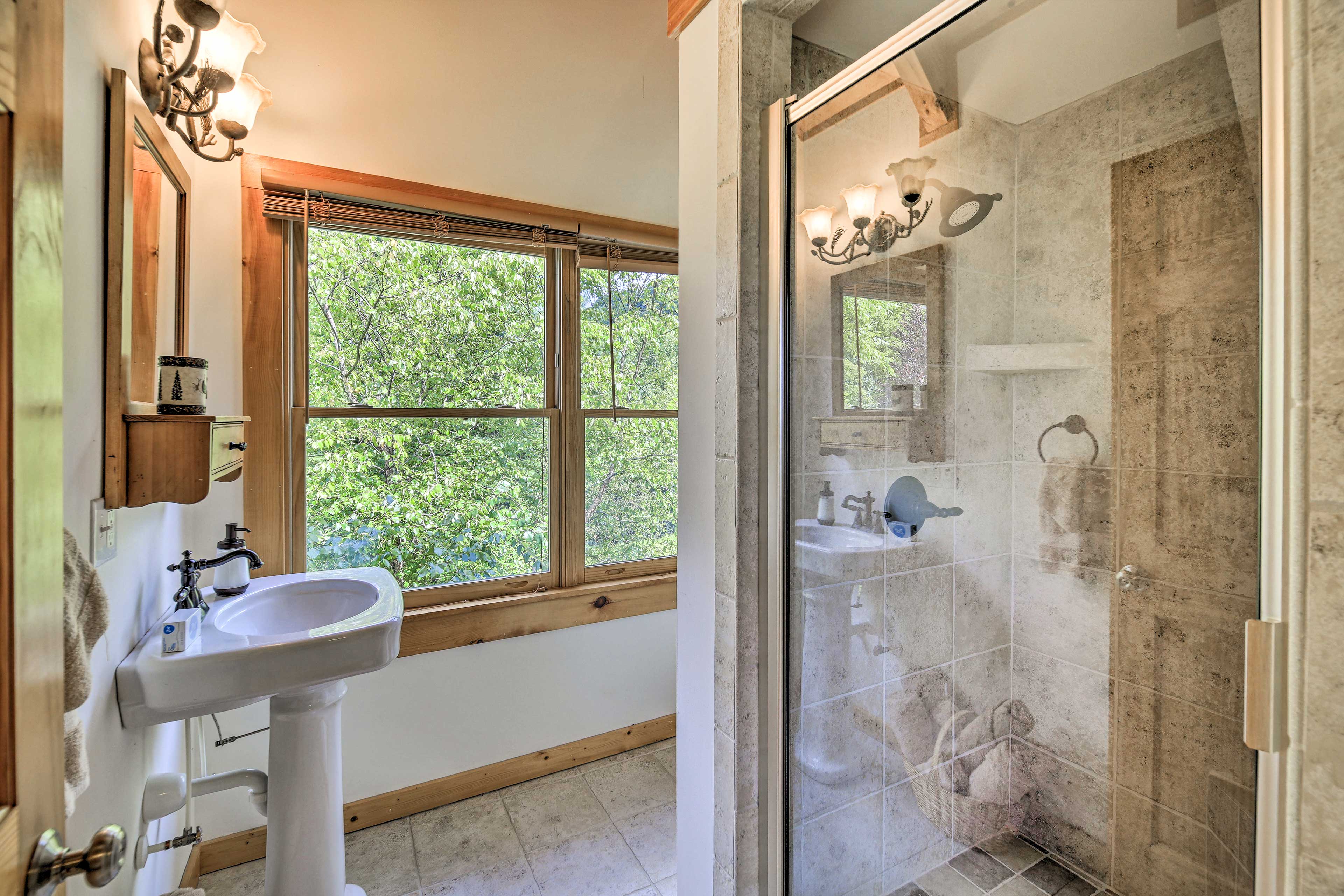 En-Suite Bathroom | Towels Provided