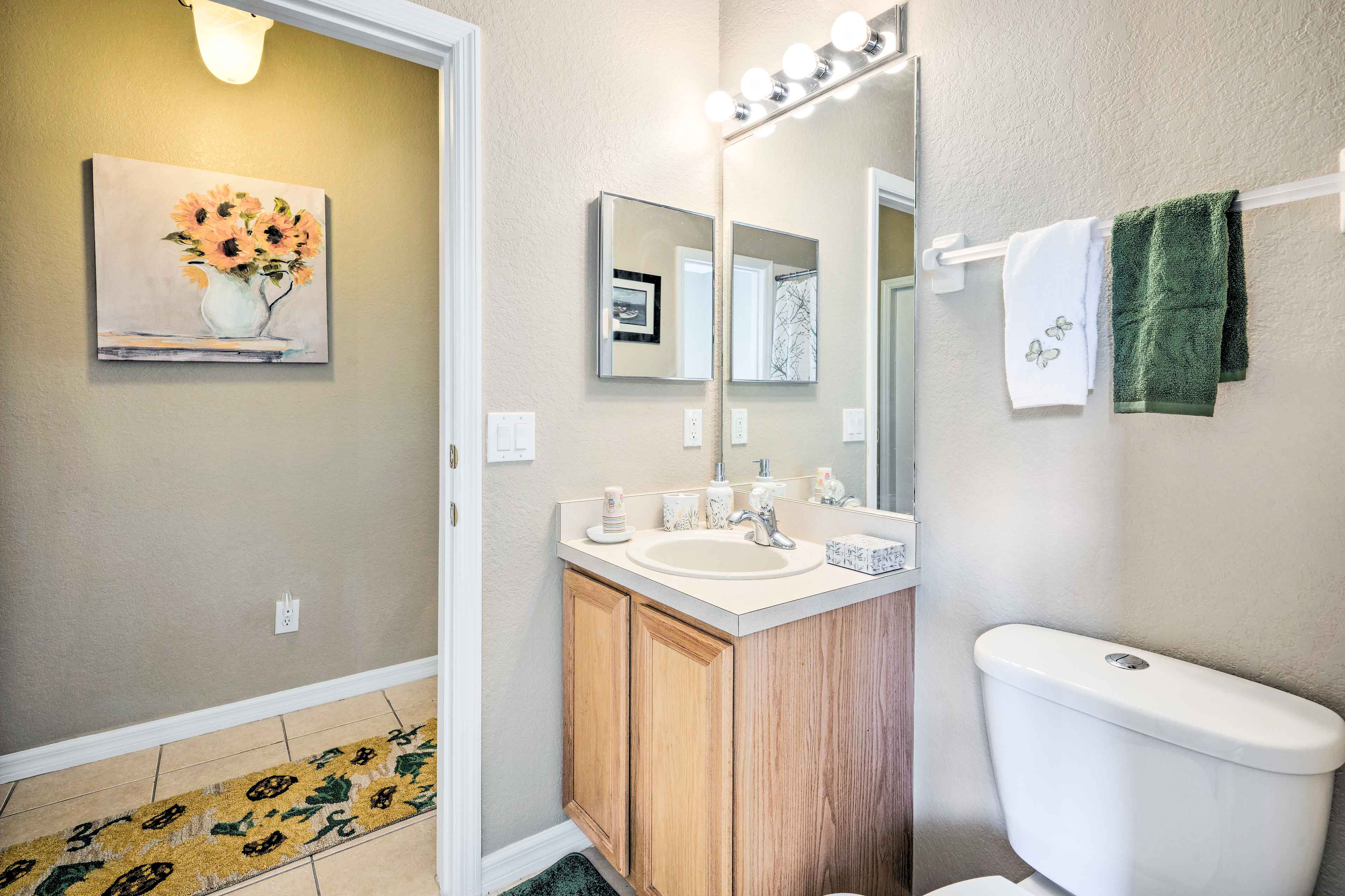 Full Bathroom | 1st Floor | Towels Provided