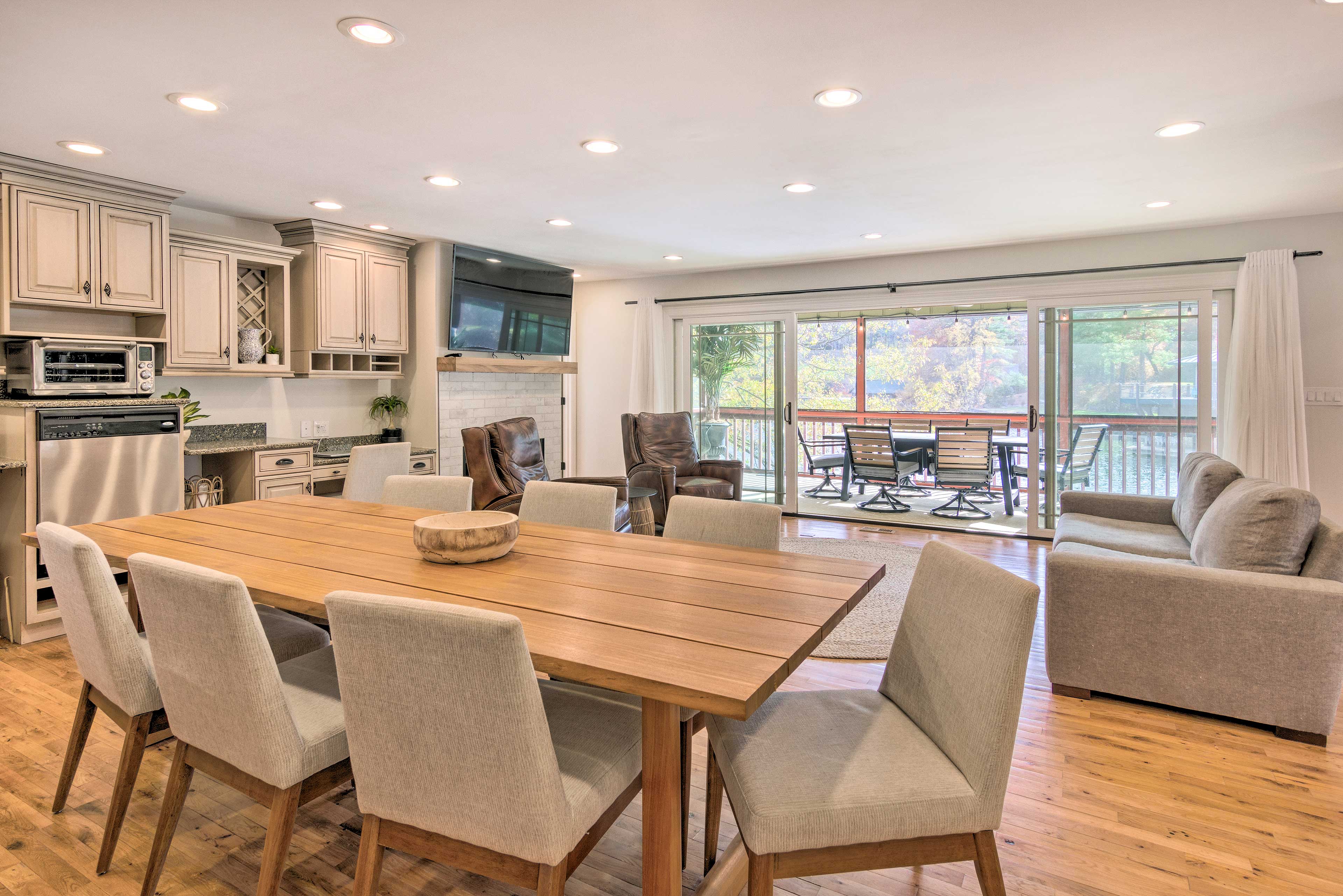 Kitchen & Dining Area