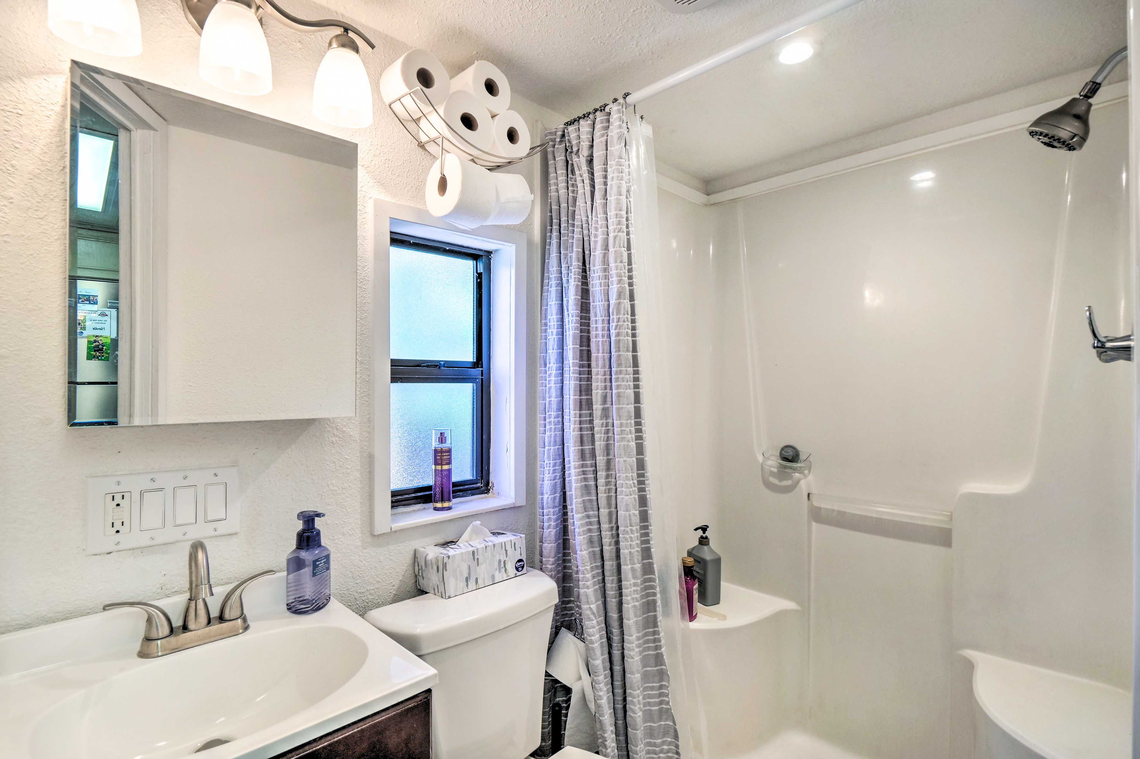 Full Bathroom | Complimentary Toiletries | Hair Dryer