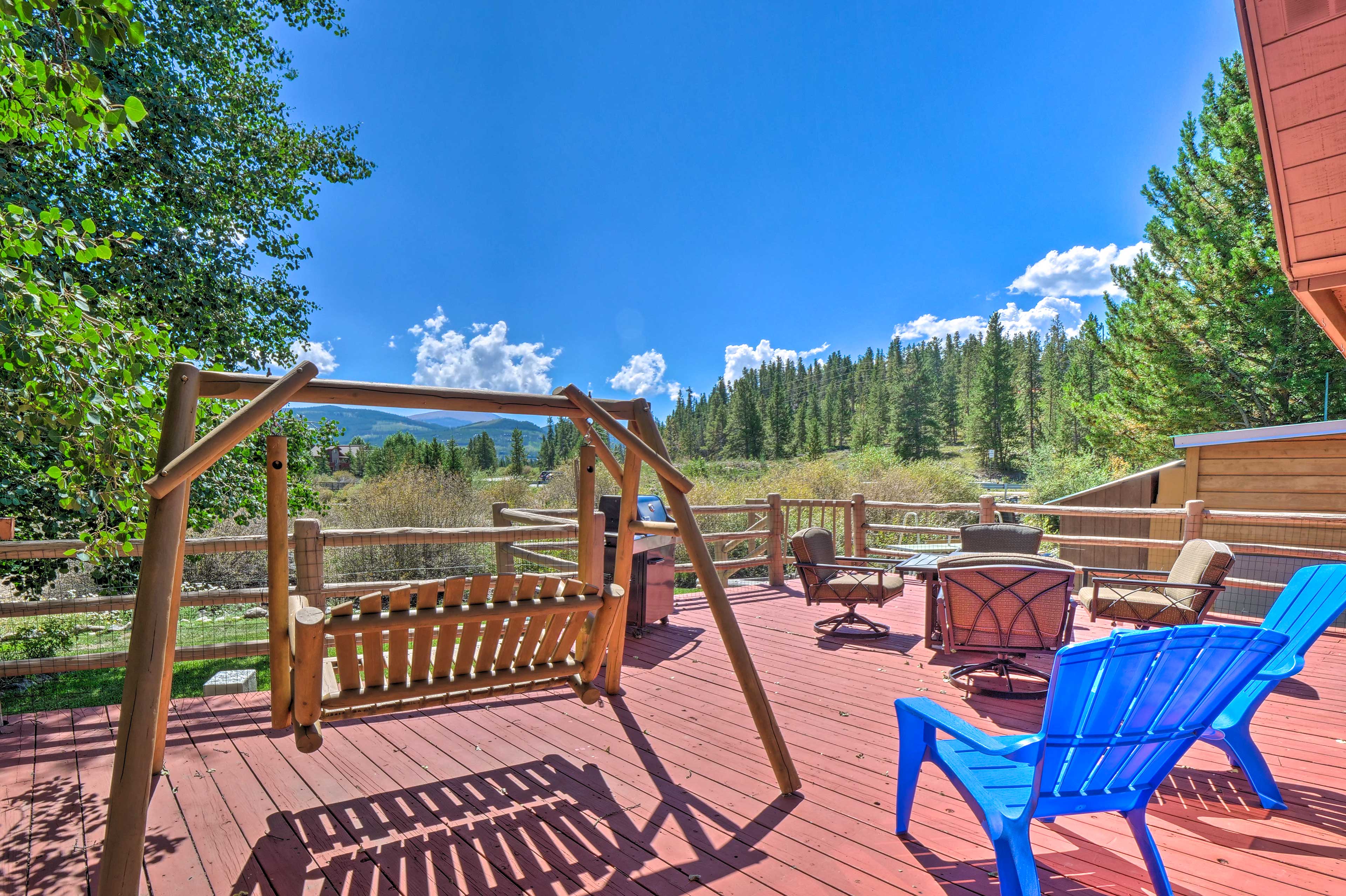 Lakefront Breckenridge Cabin w/ Deck & Pool Access