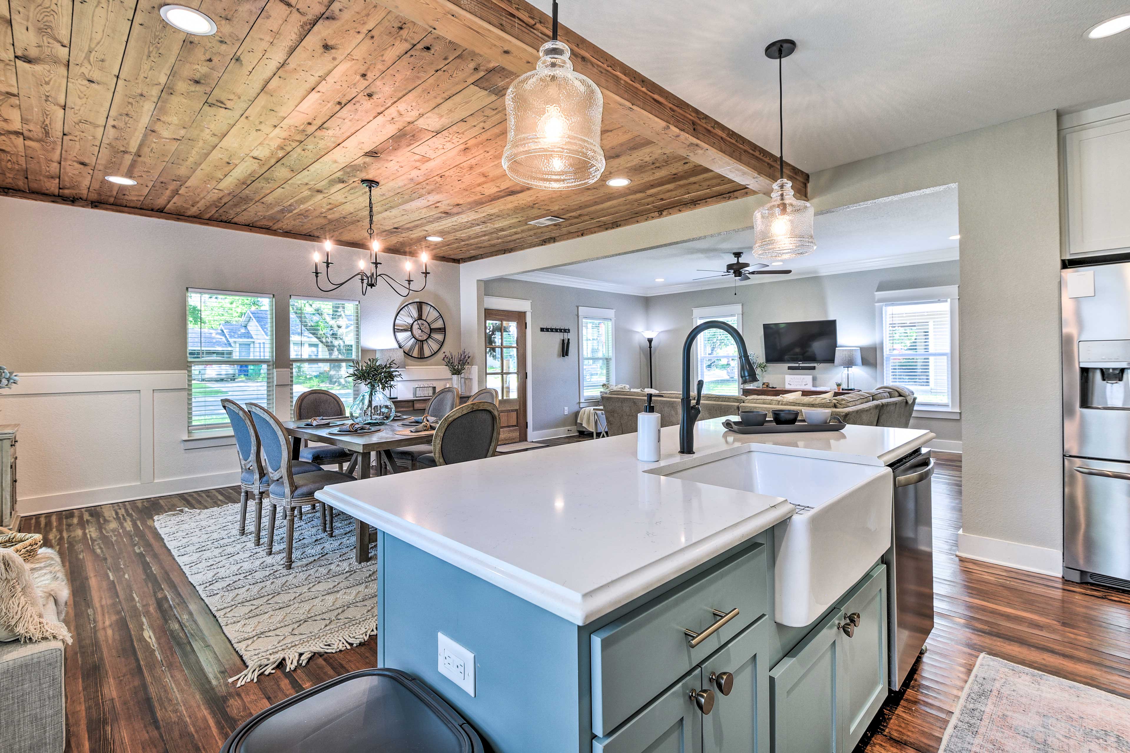 Kitchen & Dining Area | Dishware/Flatware | Trash Bags/Paper Towels