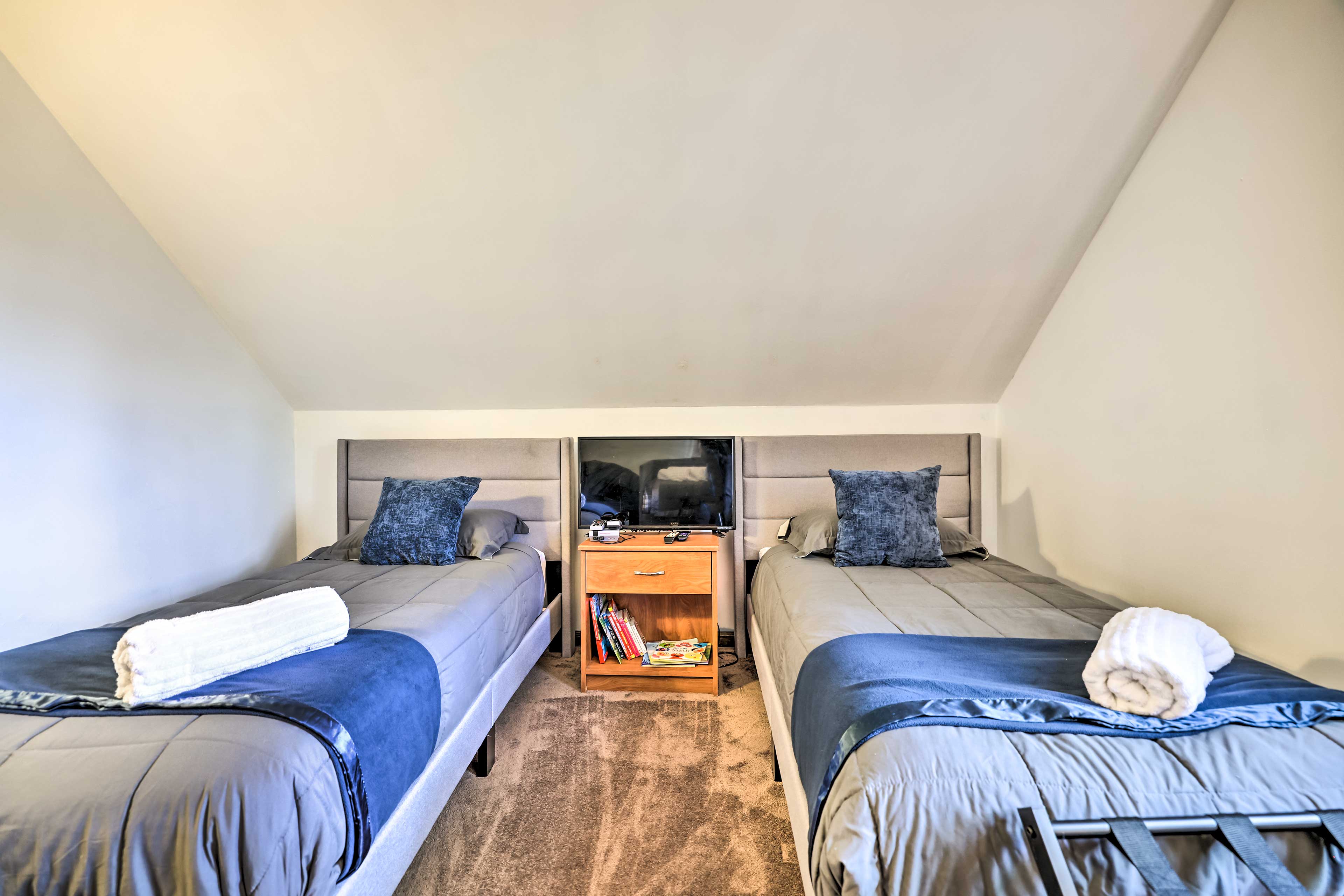 Bedroom 3 | 2 Twin Beds | Full Bed | 3rd Floor