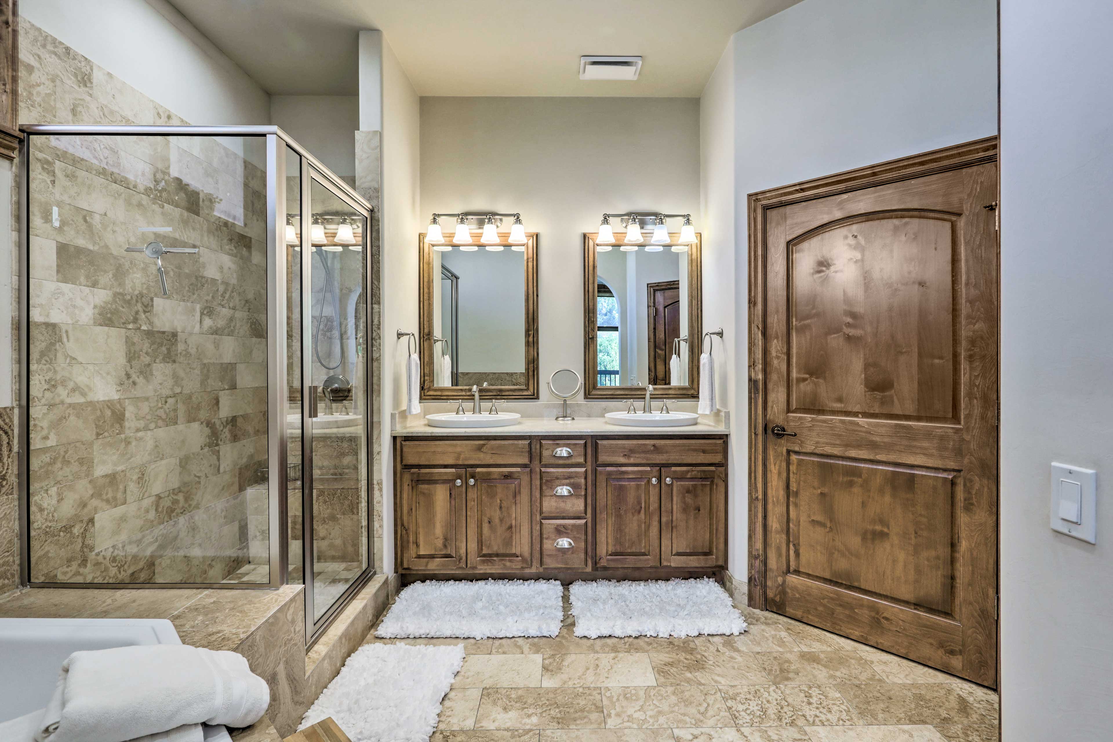 Full En-Suite Bathroom | Complimentary Toiletries | Soaking Tub