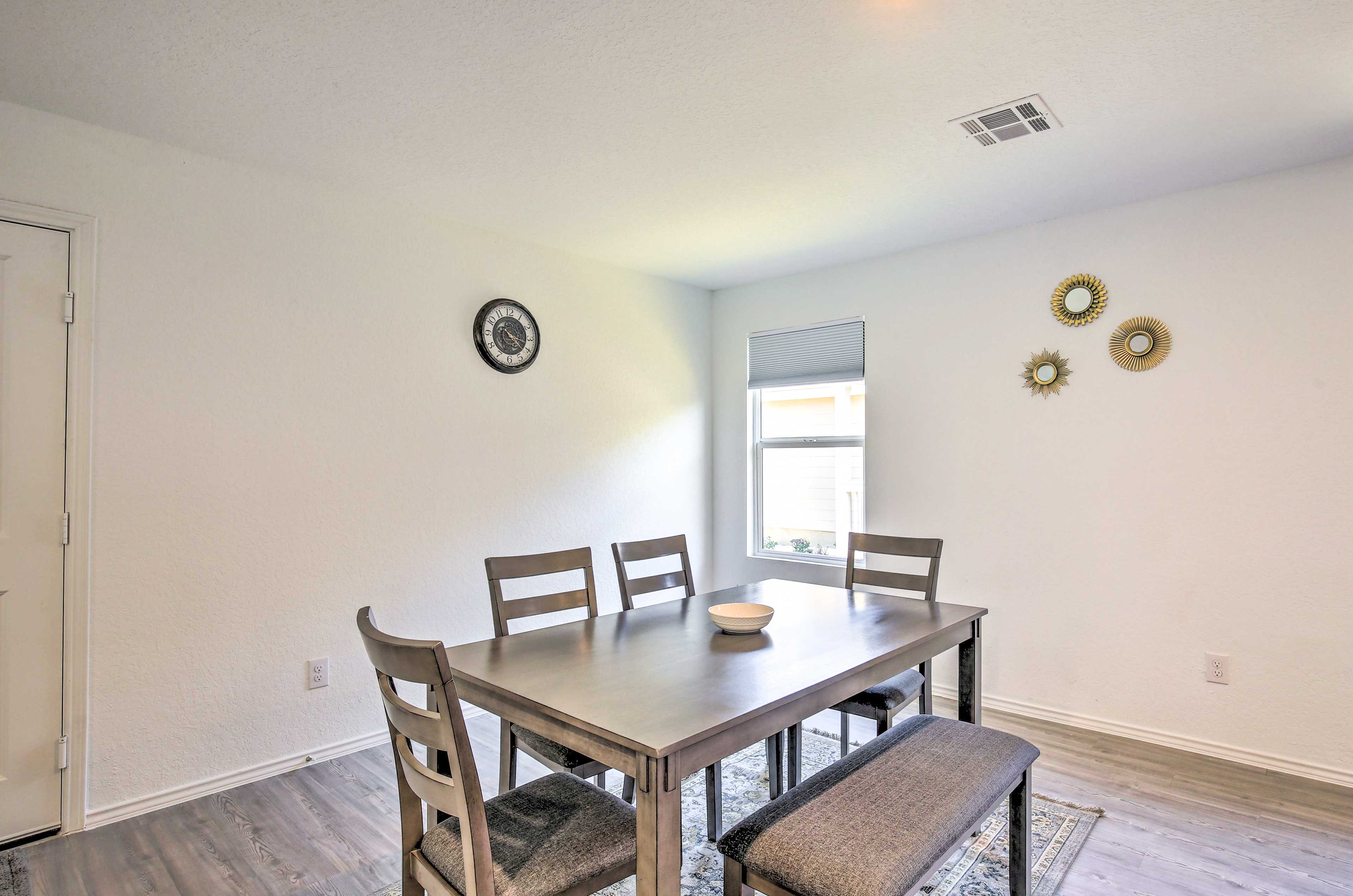 Dining Area | Dishware/Flatware Provided