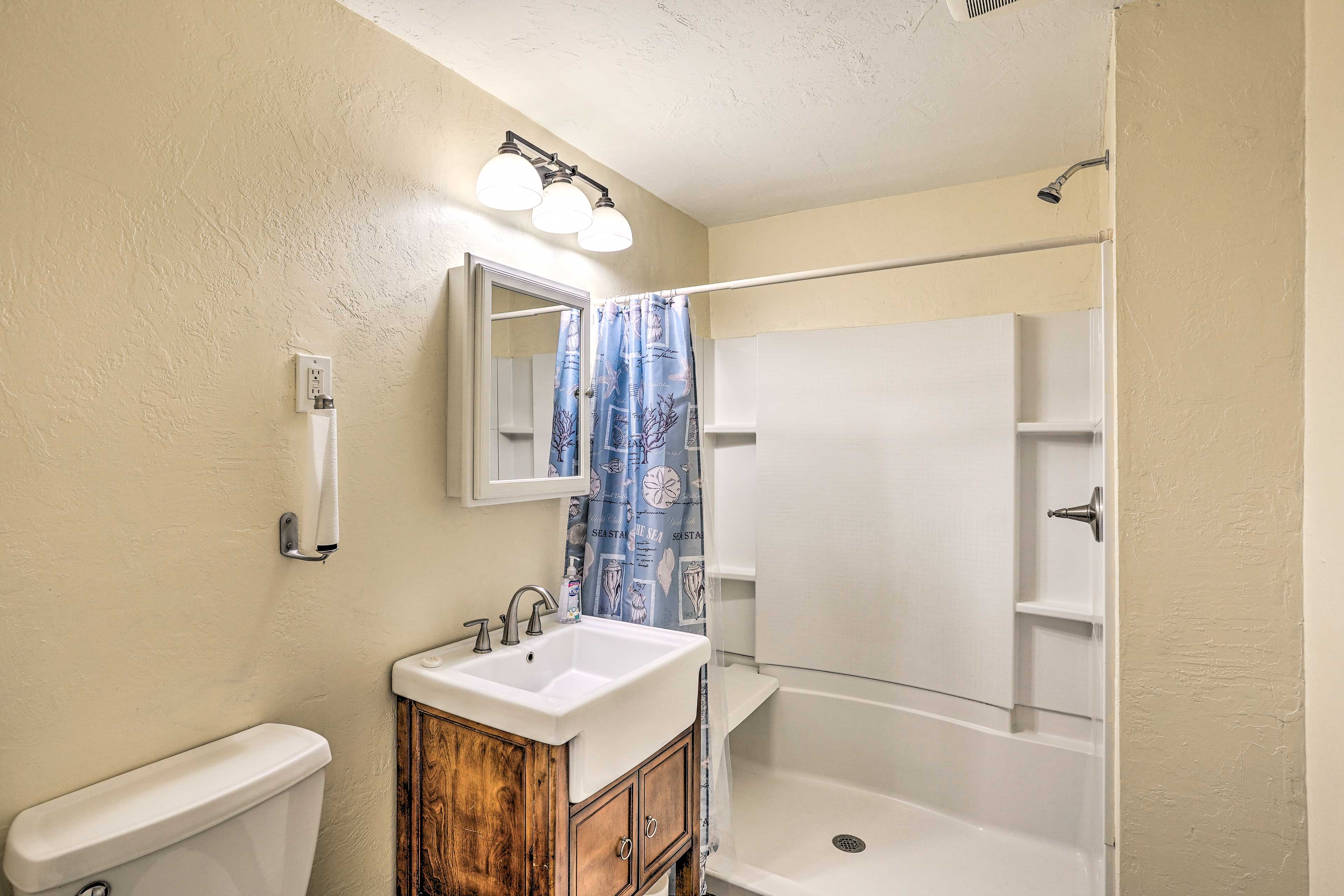 Full Bathroom | Complimentary Toiletries