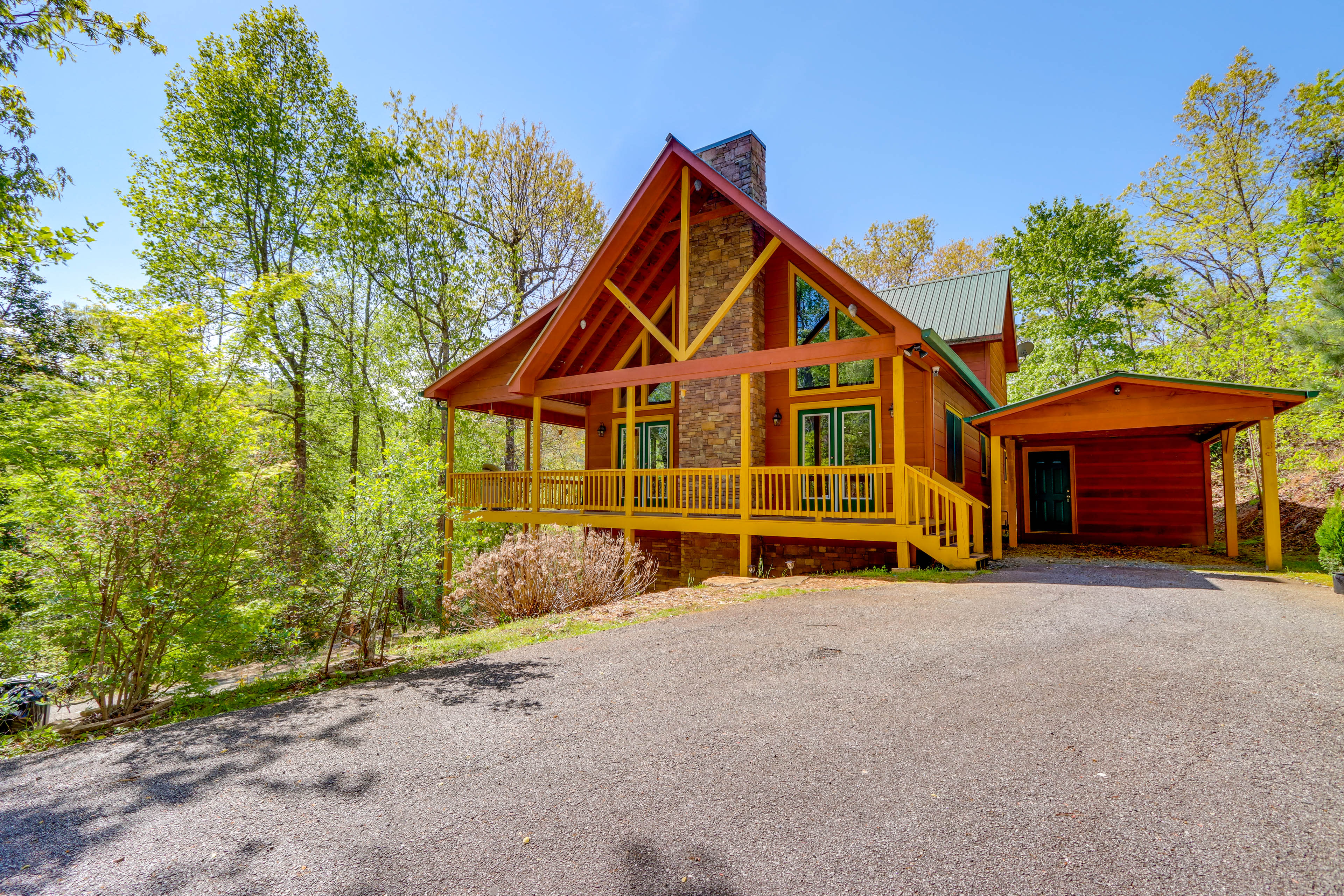 Lavish Hiawassee Cabin - Great for Families!