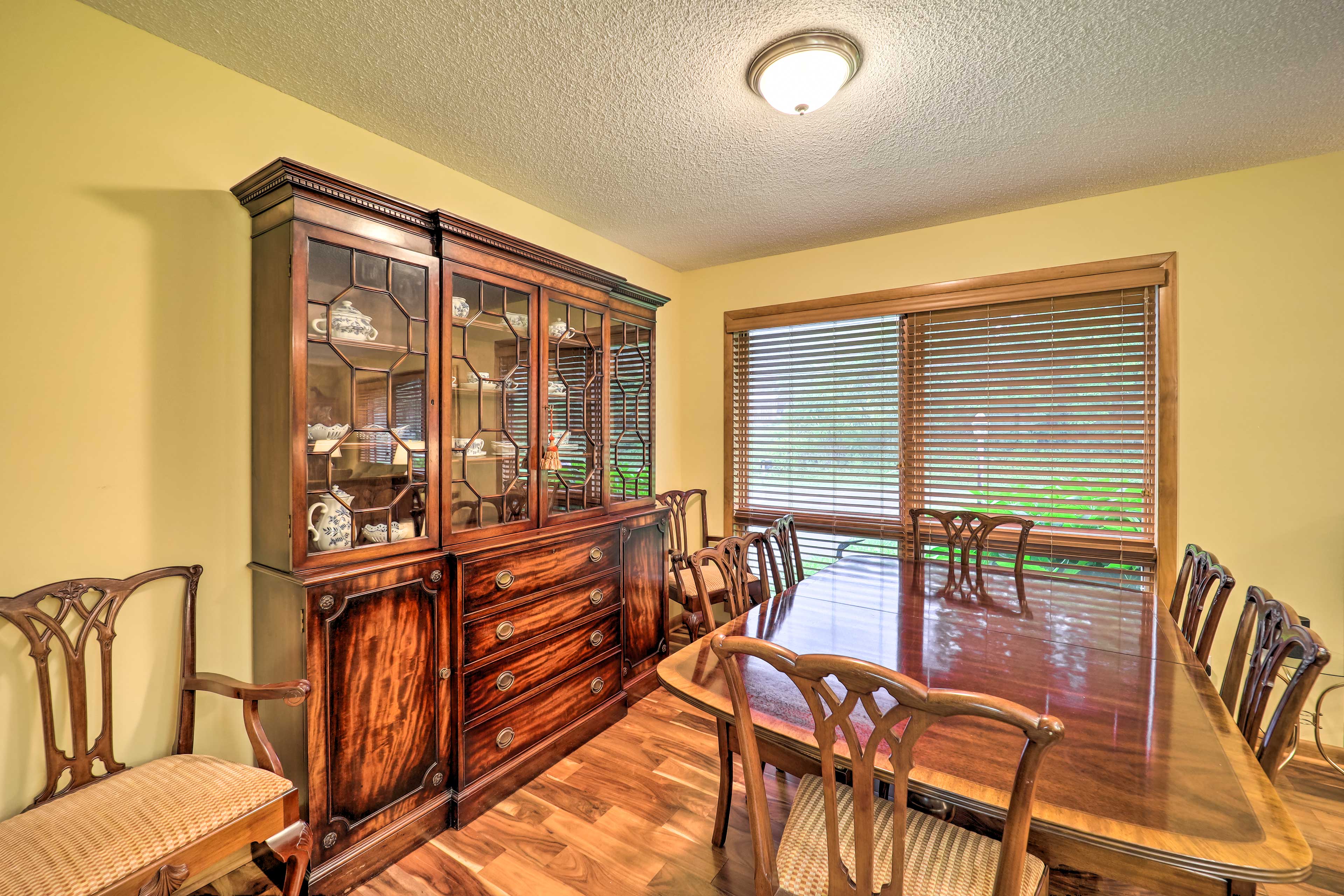 Dining Room | Dishware & Flatware Provided