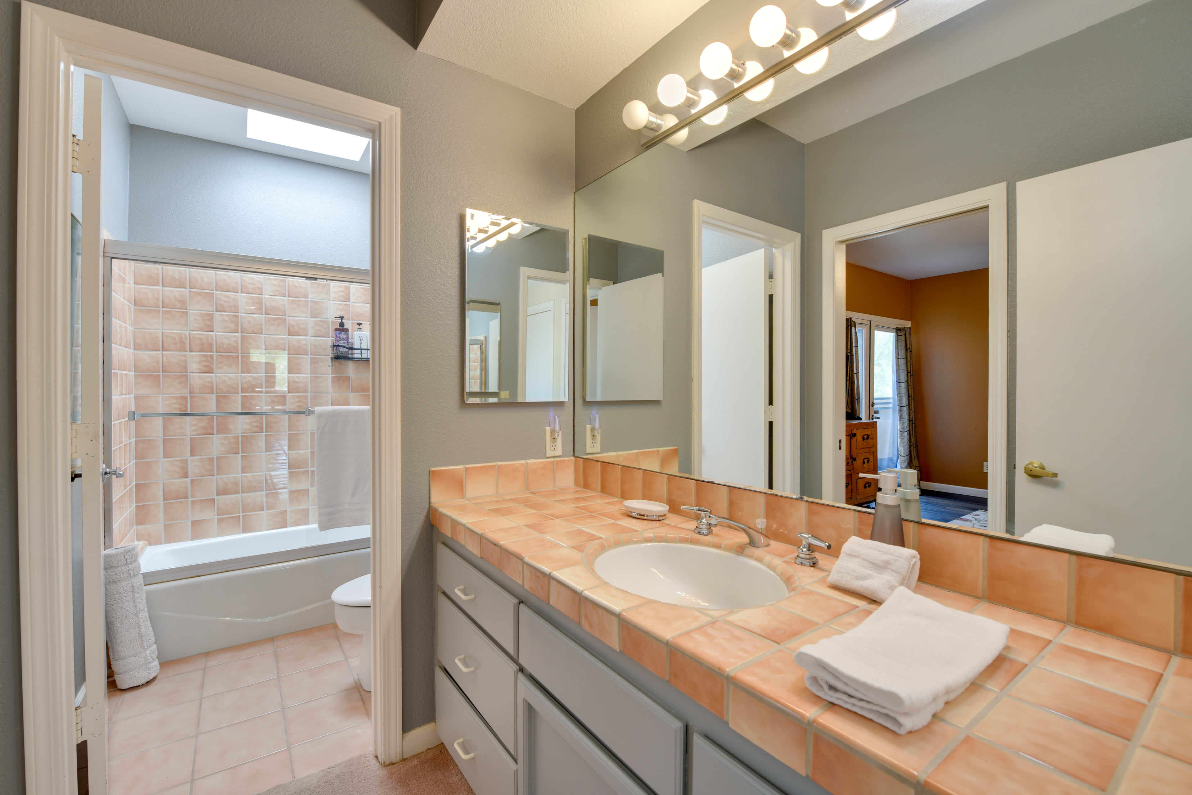 En-Suite Bathroom | Towels Provided