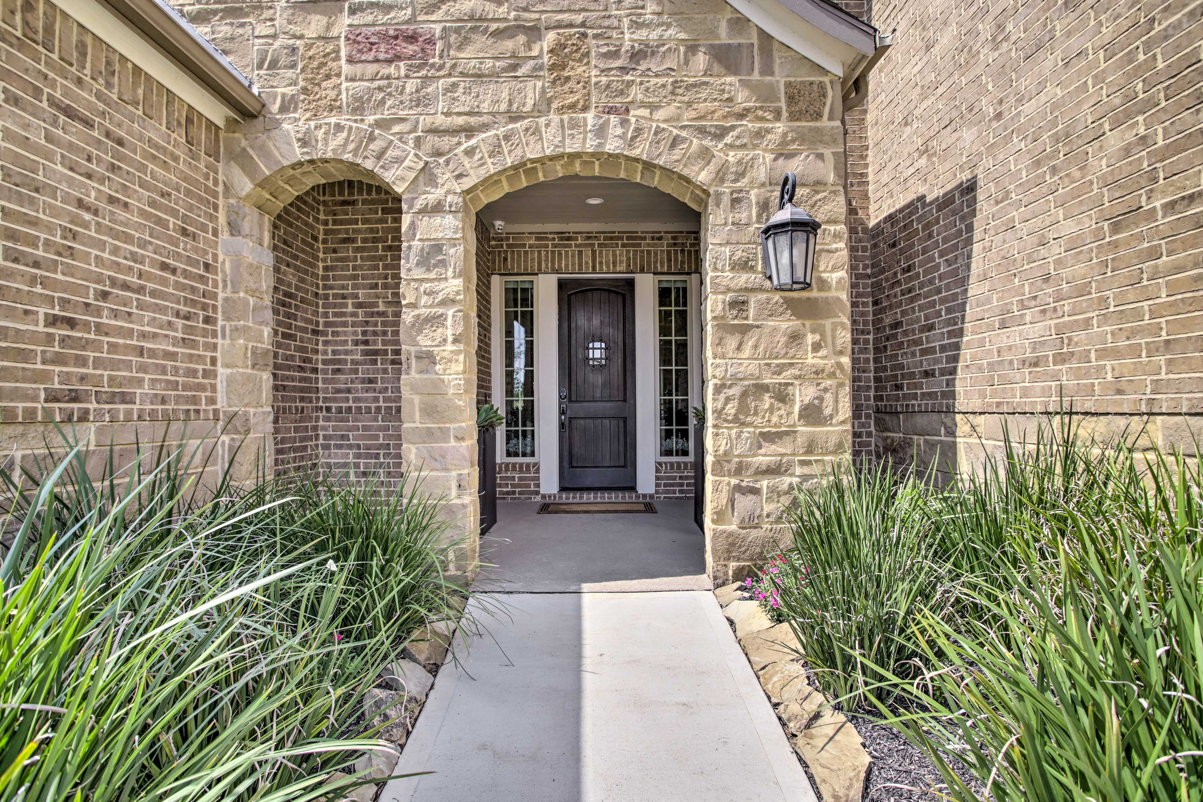 Front Entry | Keyless Entry | 1 Ring Doorbell Device (Facing Entry)