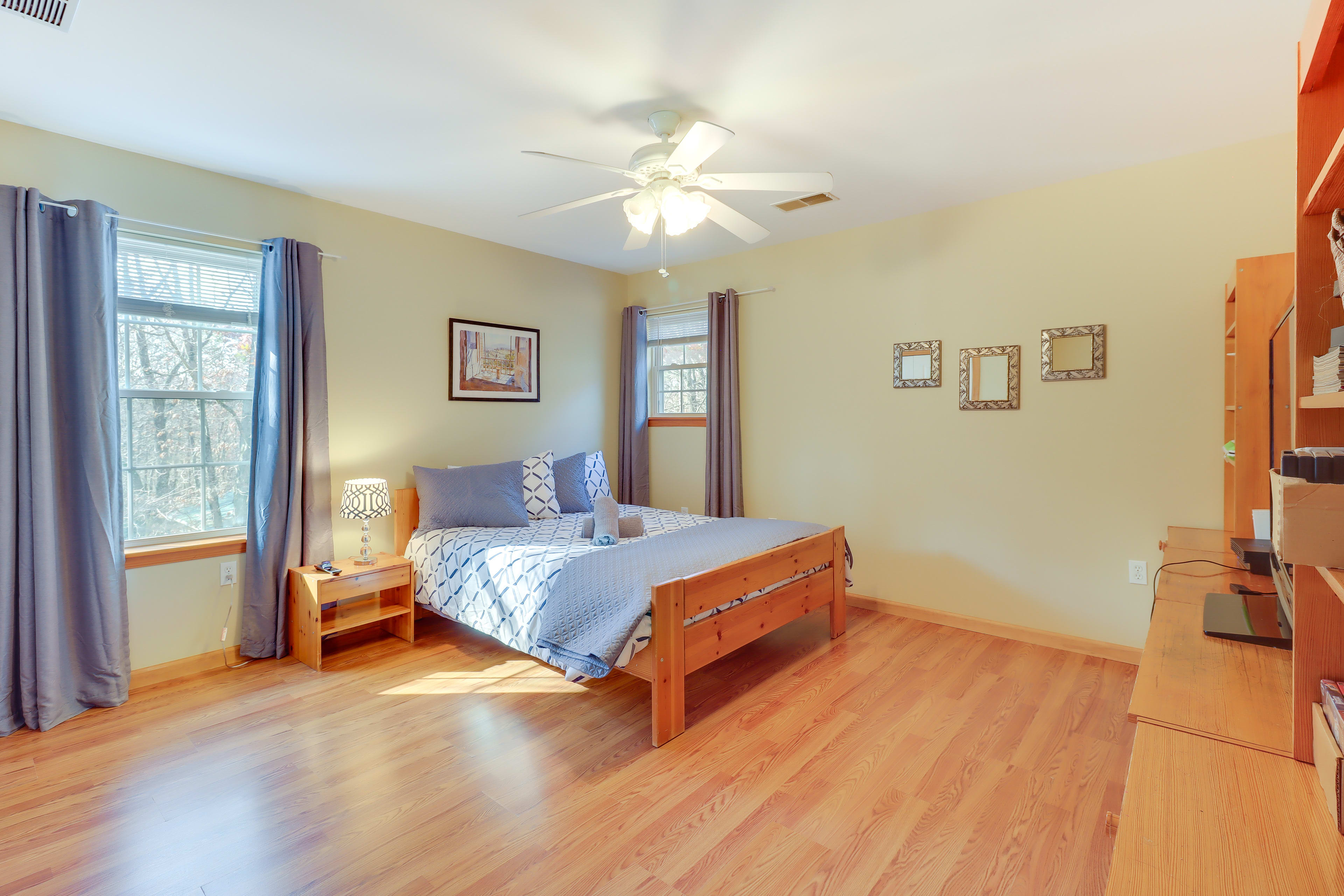 Bedroom 2 | Queen Bed | 2nd Floor | Smart TV