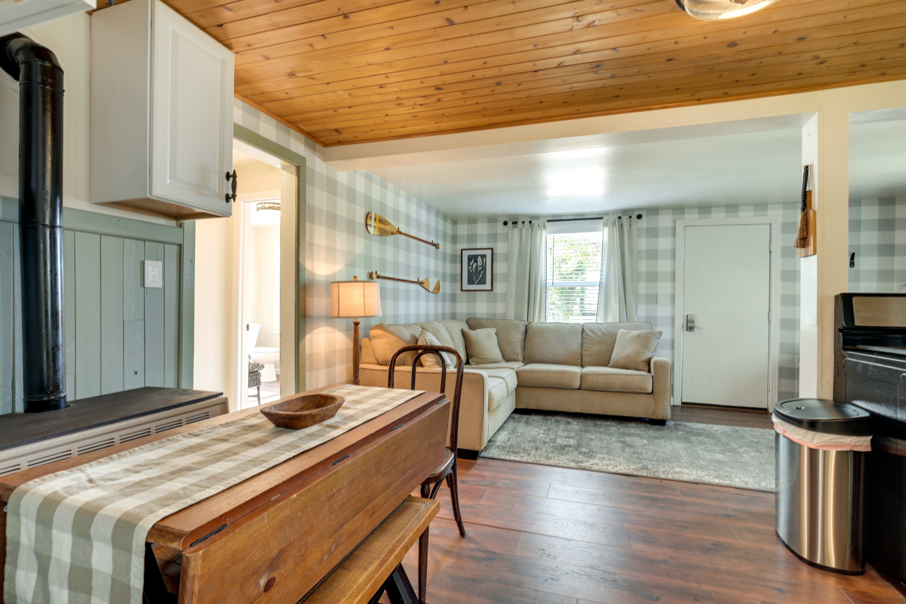 Dining Area | Dishware & Flatware Provided