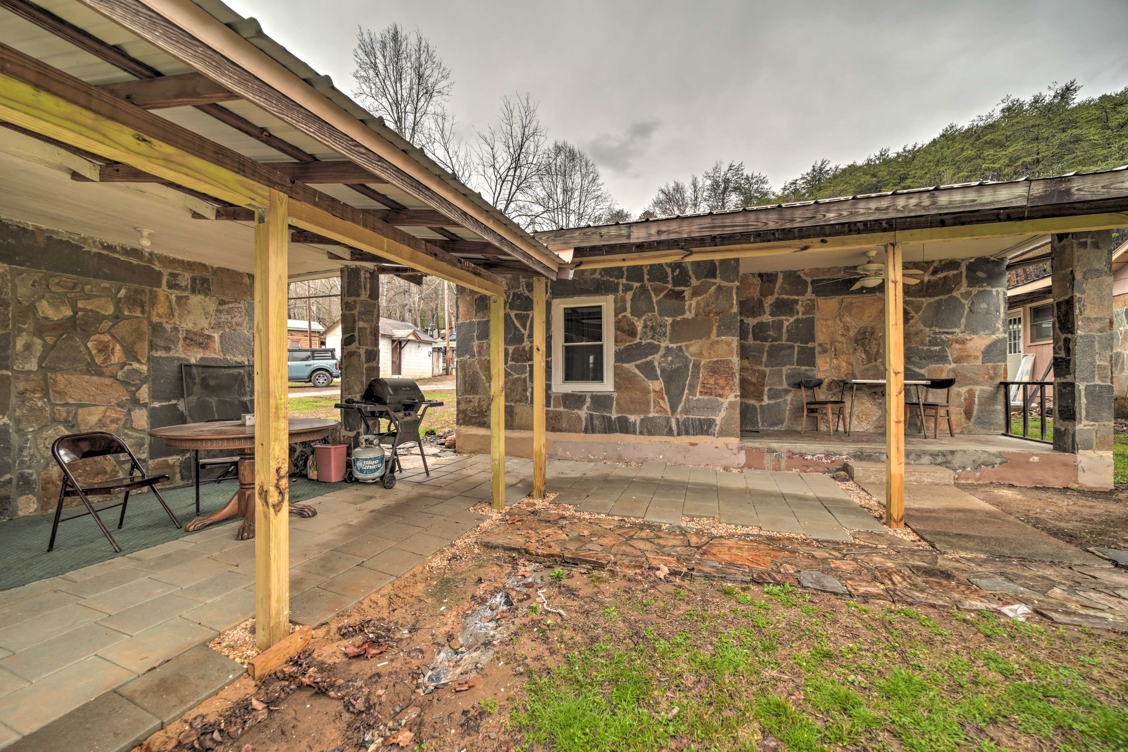 Covered Patio | Gas Grill