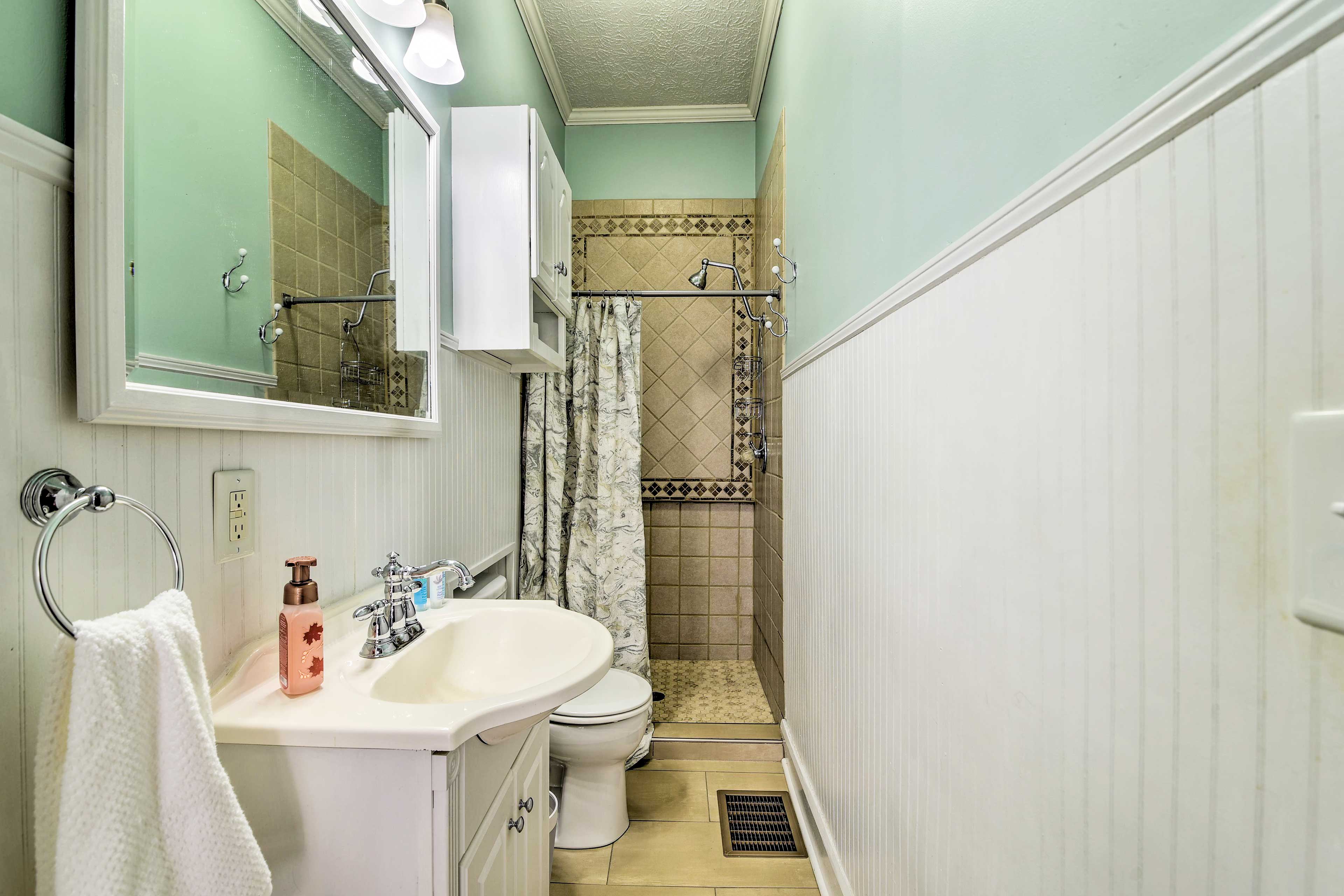 Full Bathroom | Main Level | Towels Provided