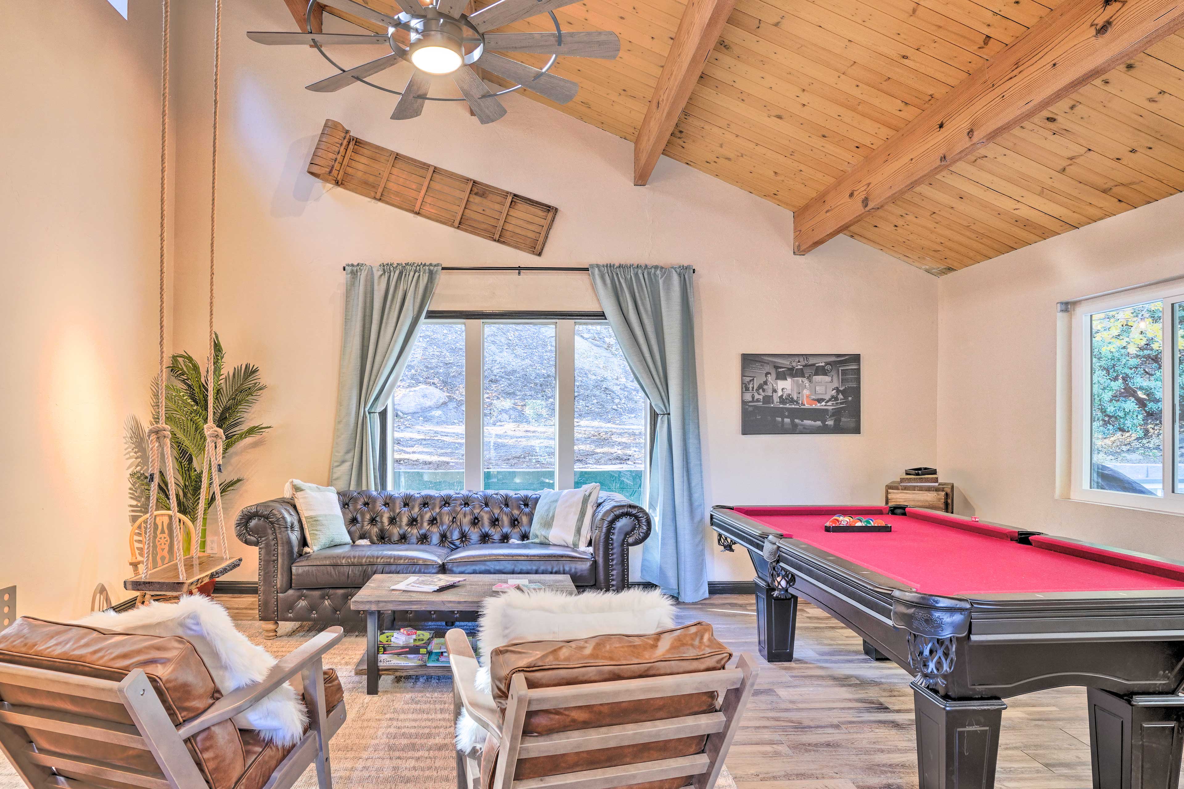 Living Room | Smart TV | Pool Table | Swing