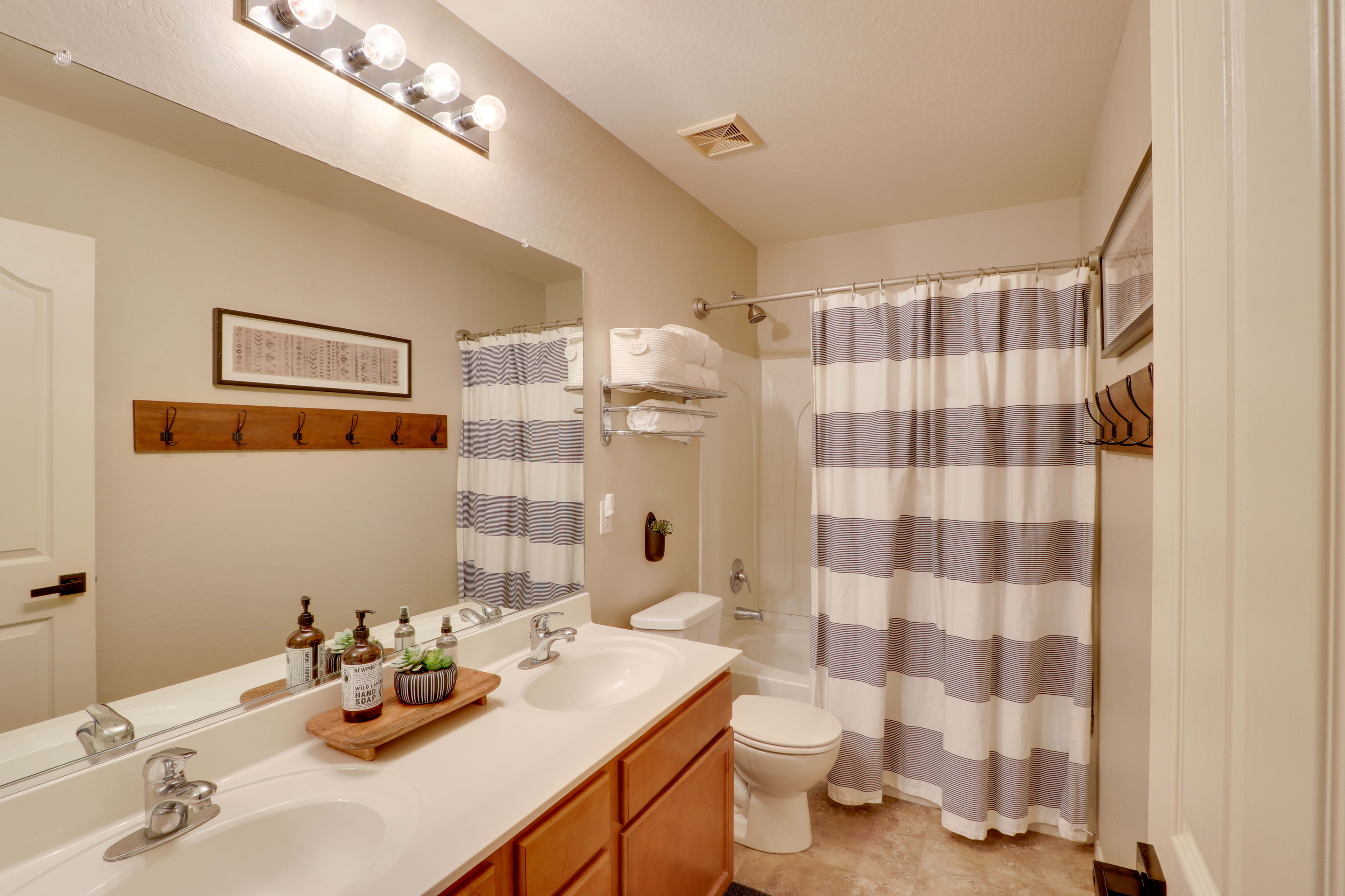 Full Bathroom | Main Level | Complimentary Toiletries