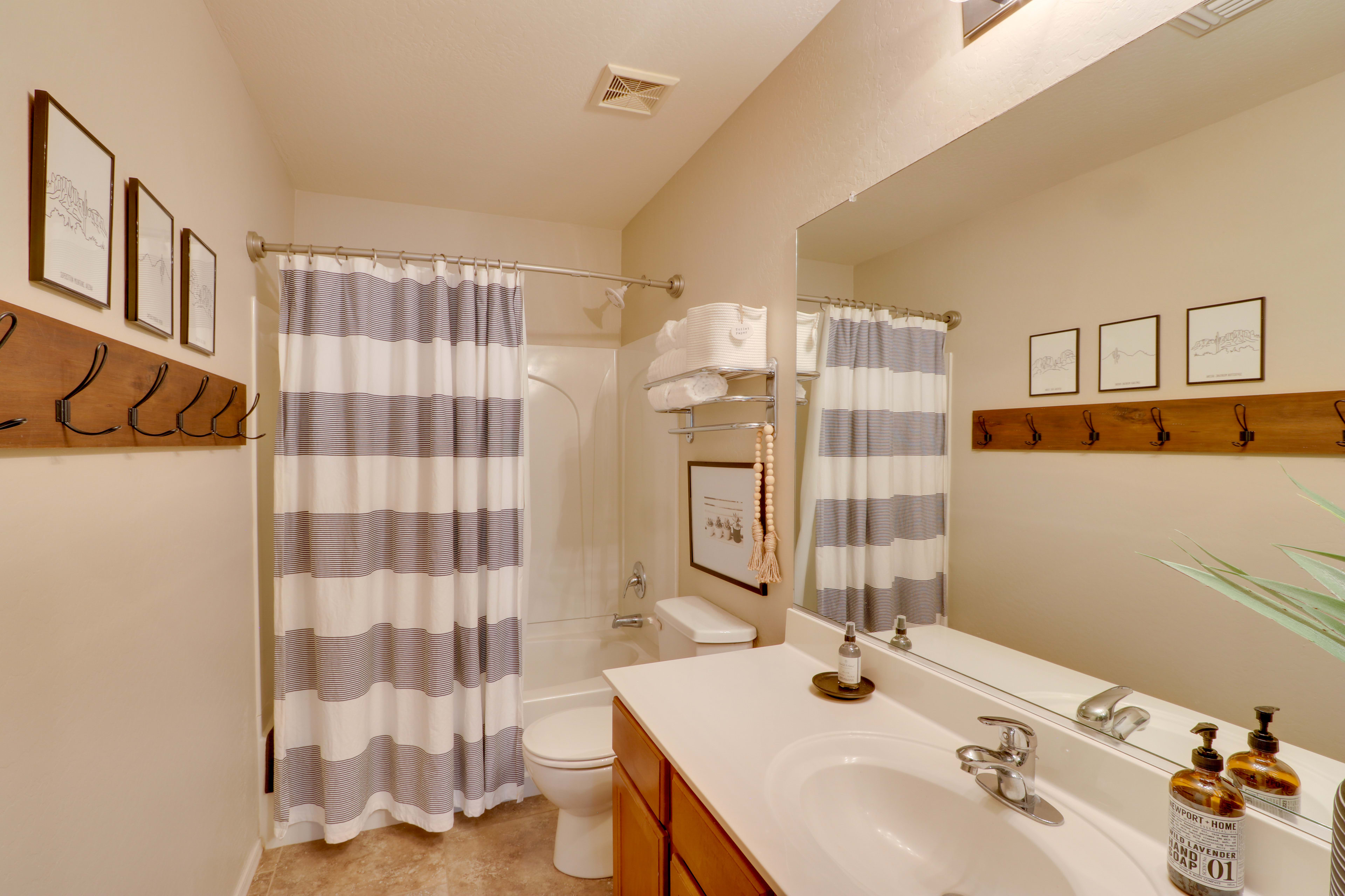 Full Bathroom | Main Level | Towels Provided