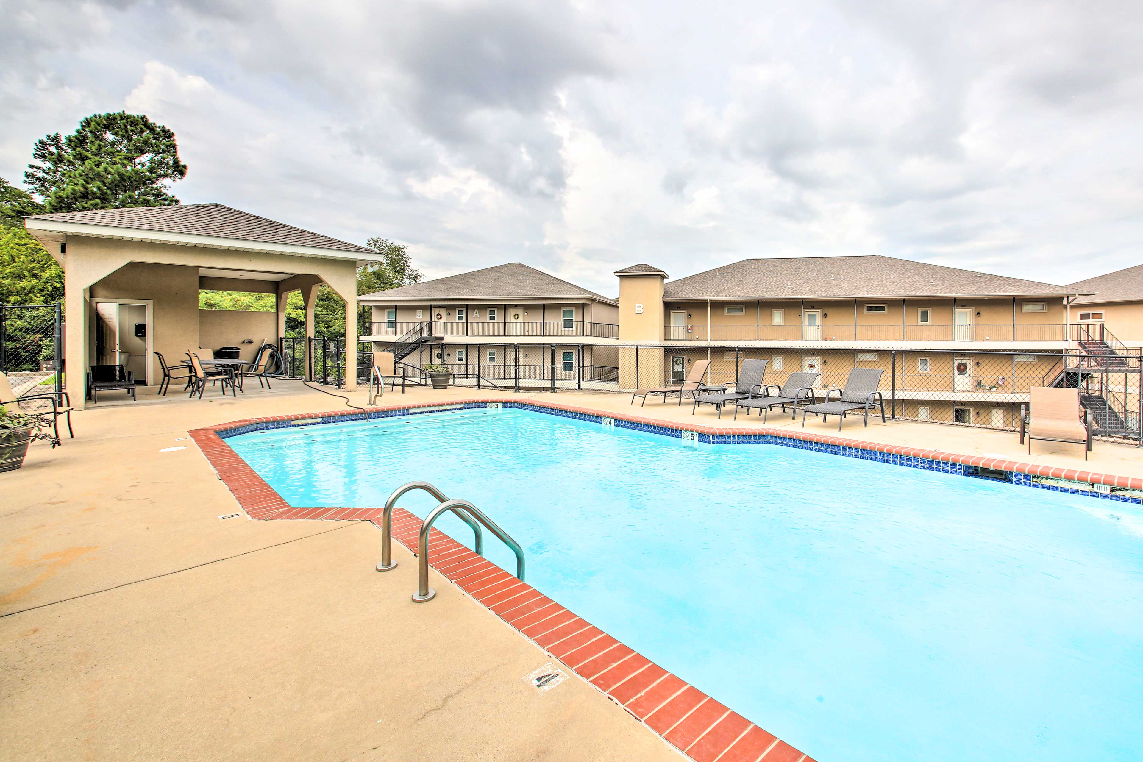 Community Amenities | Outdoor Pool | Boat Slip | Lake Access