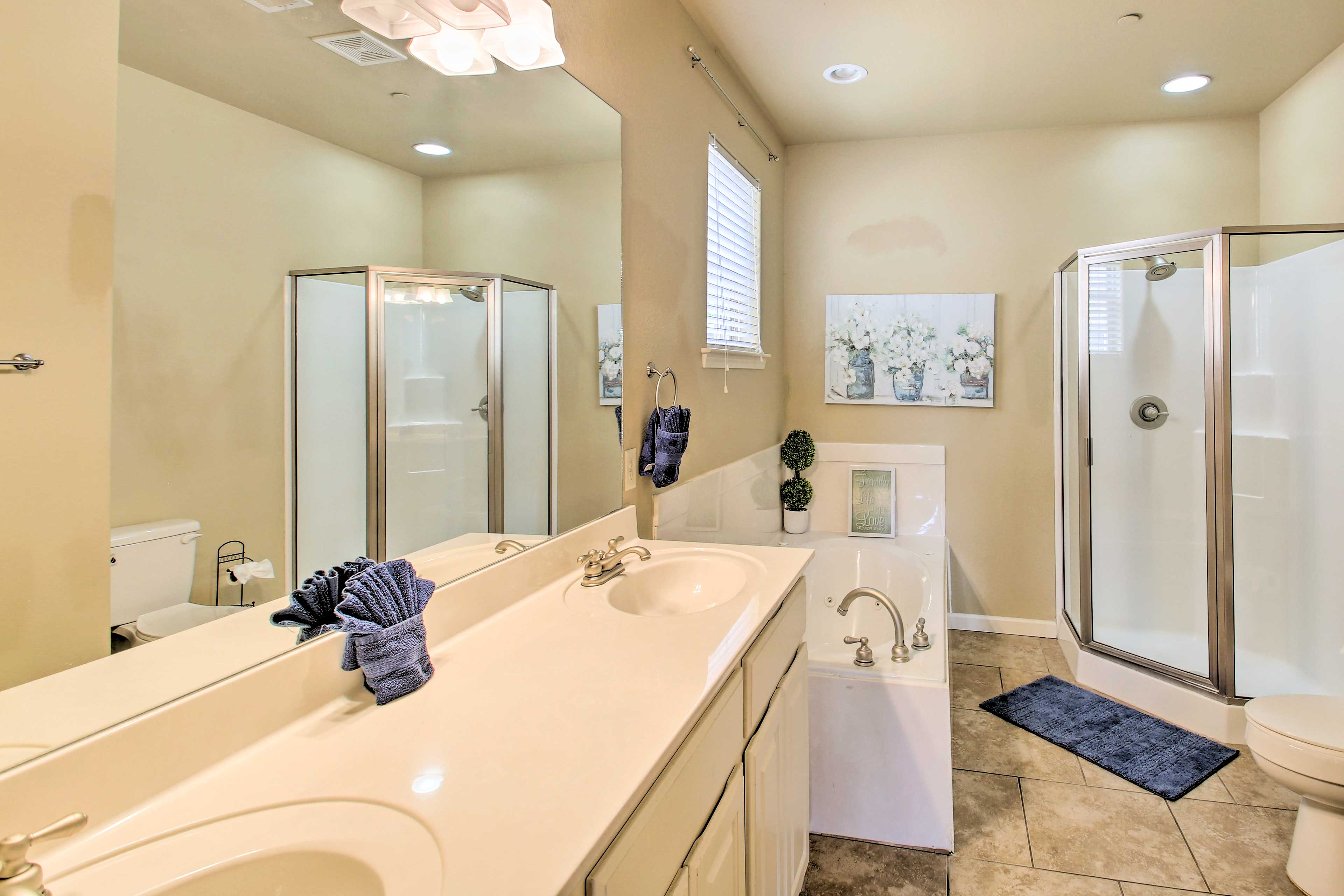 Full Bathroom | Towels Provided | Jetted Tub