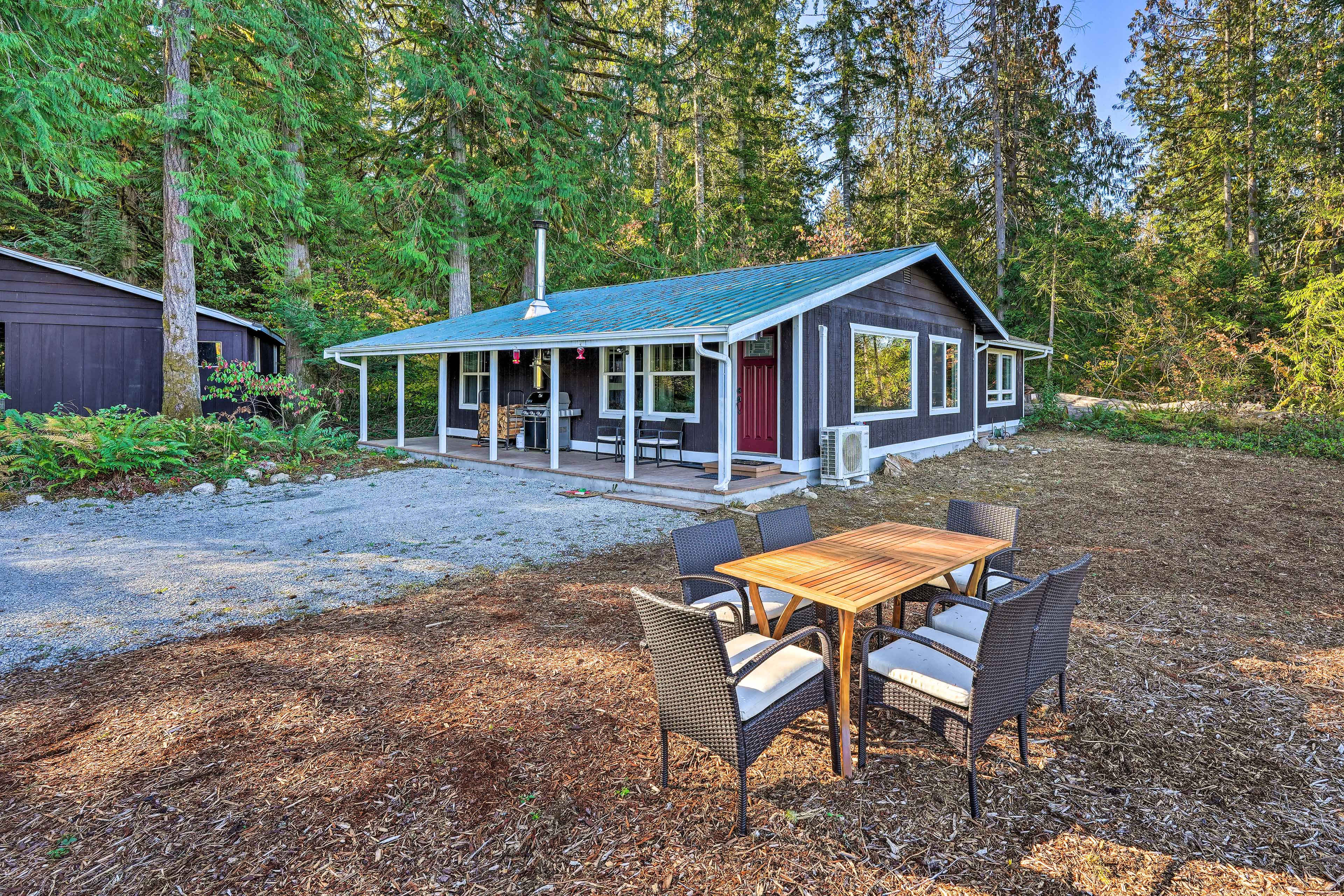 Riverfront Yard | Dining Area