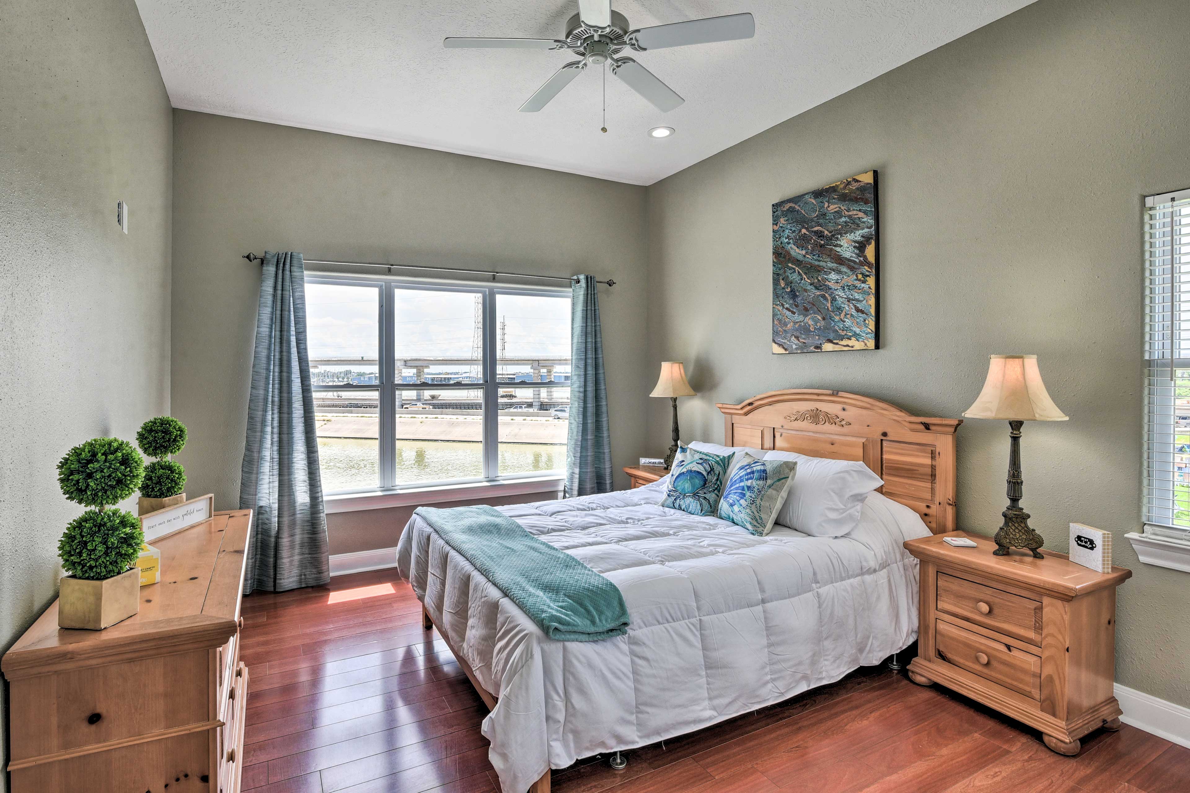 Bedroom 3 | 2nd Floor | Queen Bed | Dresser | Linens Provided | Ceiling Fans