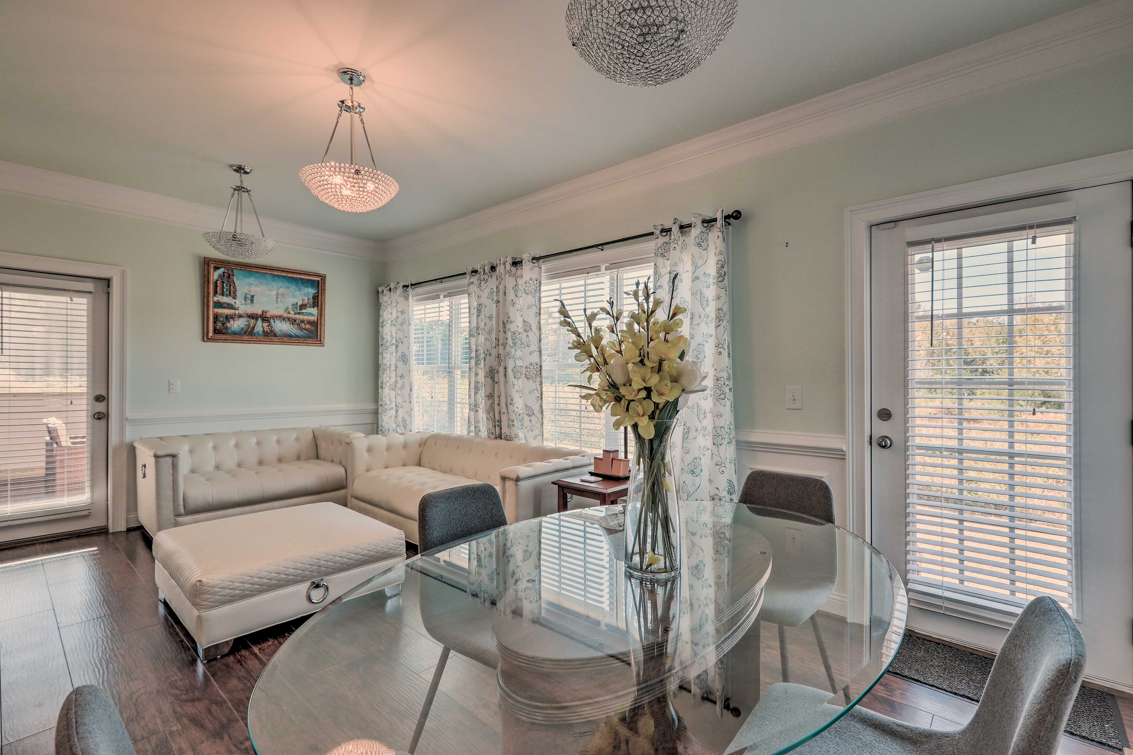 Dining Area | Dishware/Flatware Provided