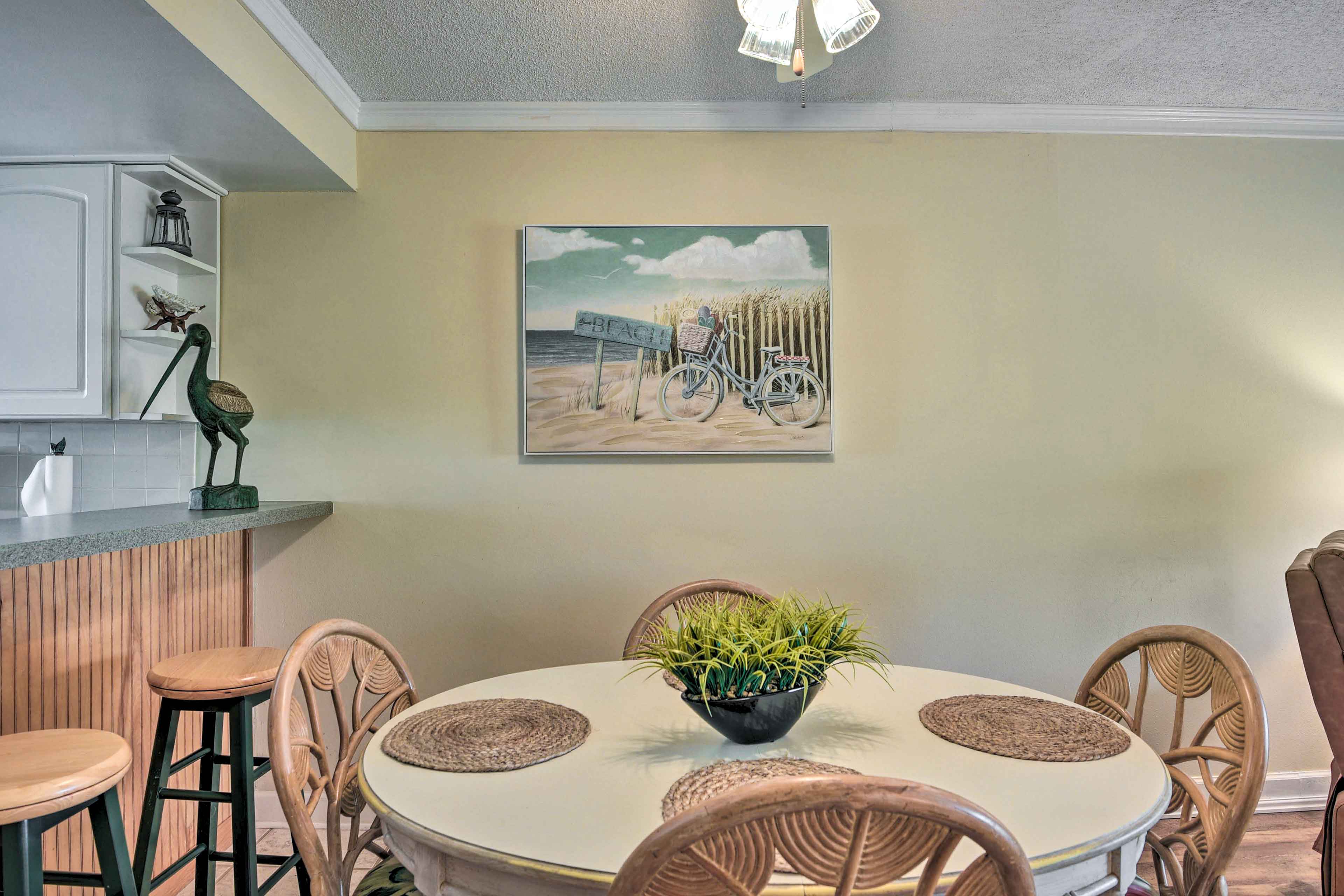 Dining Area | Dishware/Flatware Provided