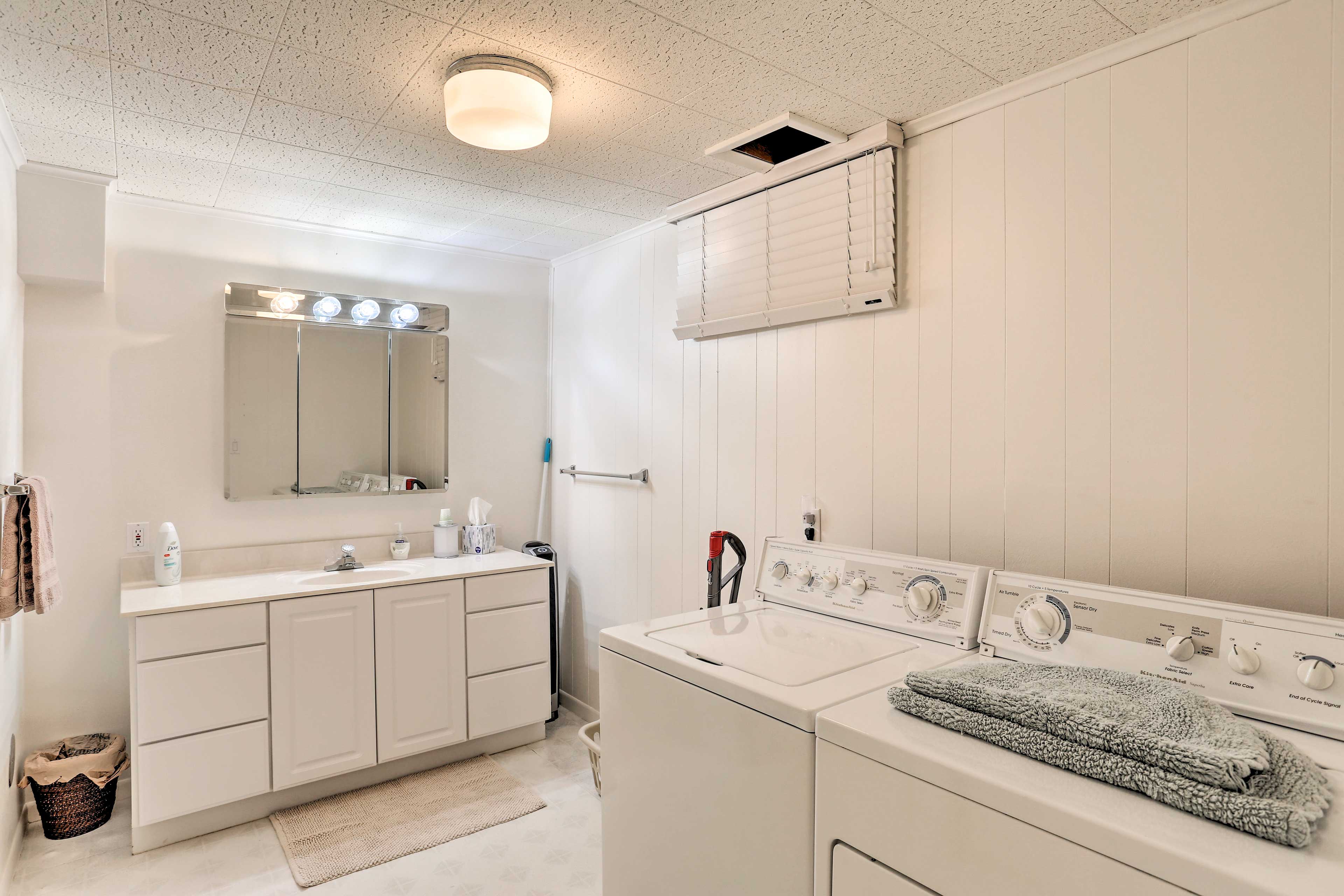 Full Bathroom | Basement | Walk-In Shower | Hair Dryer | Washer/Dryer