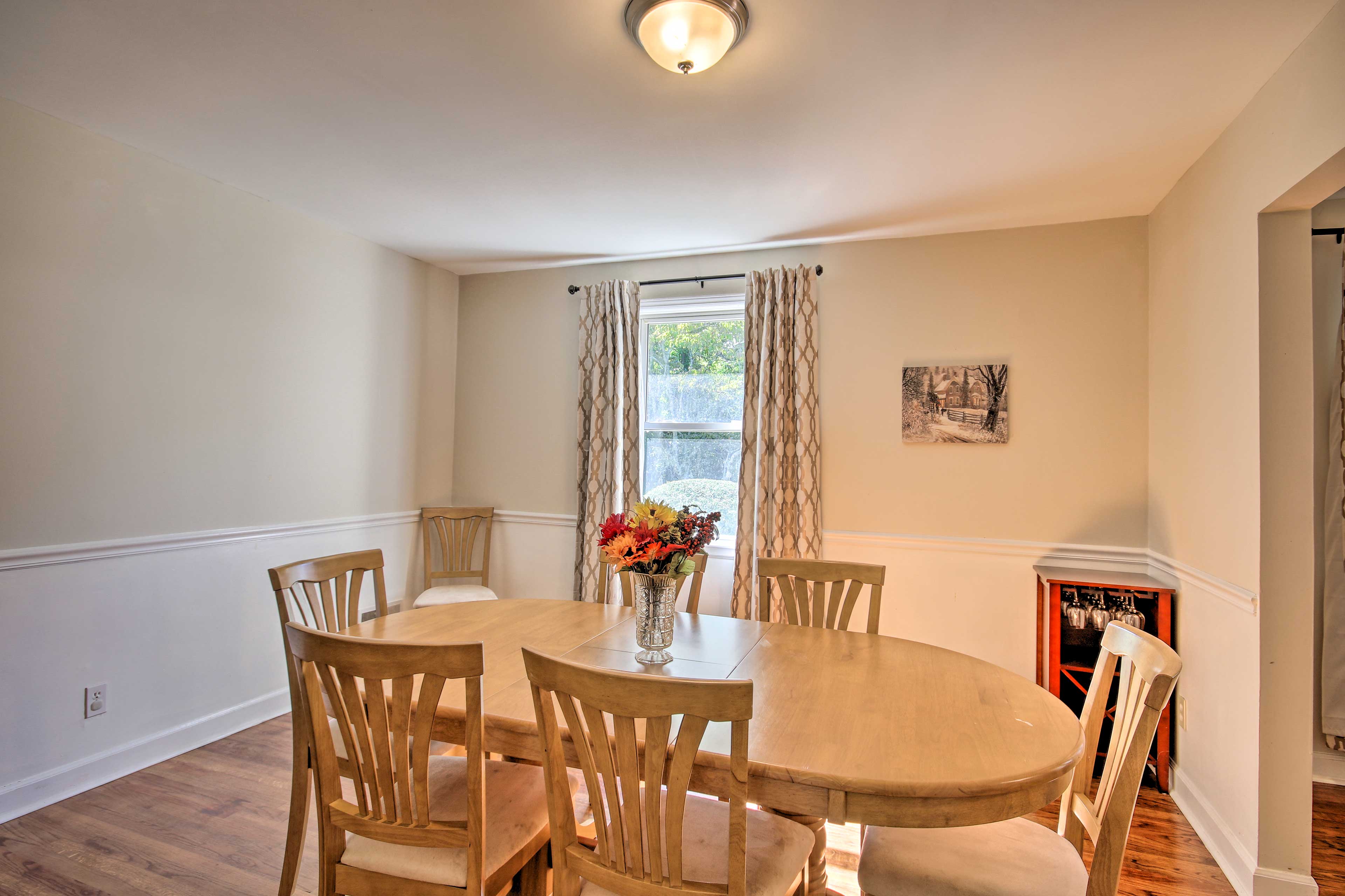 Dining Area | Dishware & Flatware Provided