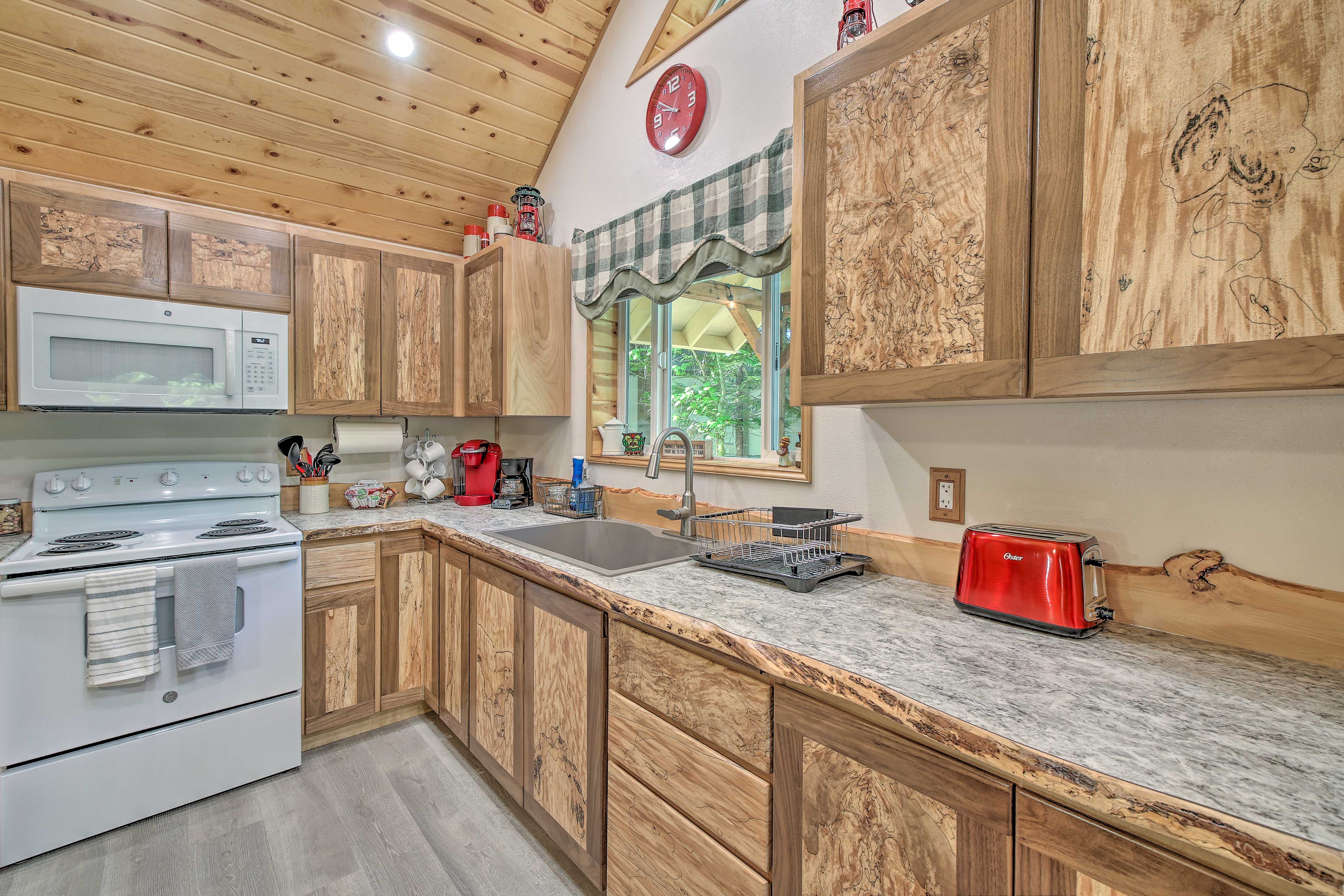 Kitchen | Equipped w/ Cooking Basics