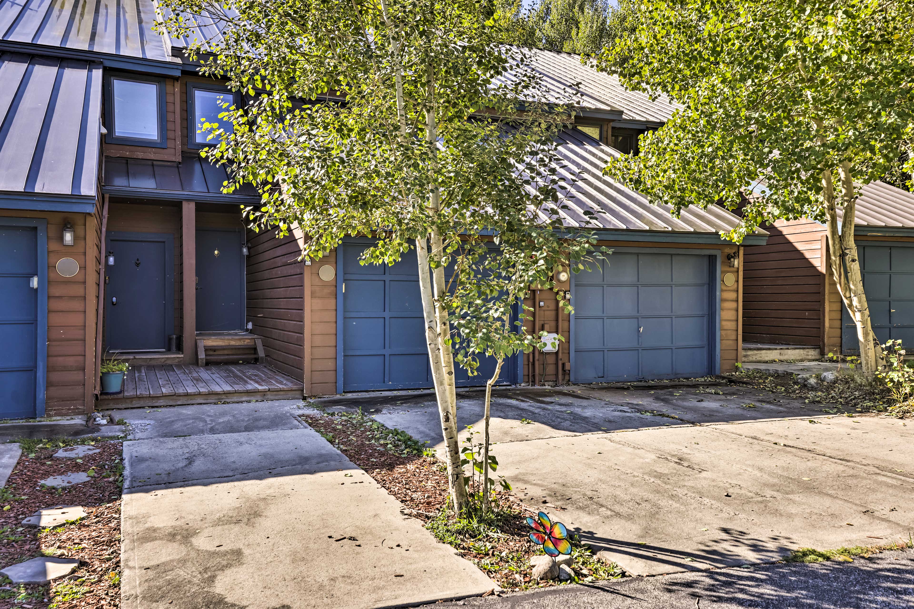 Parking | Driveway (1 Vehicle) | Parking Lot (First-Come, First-Served)