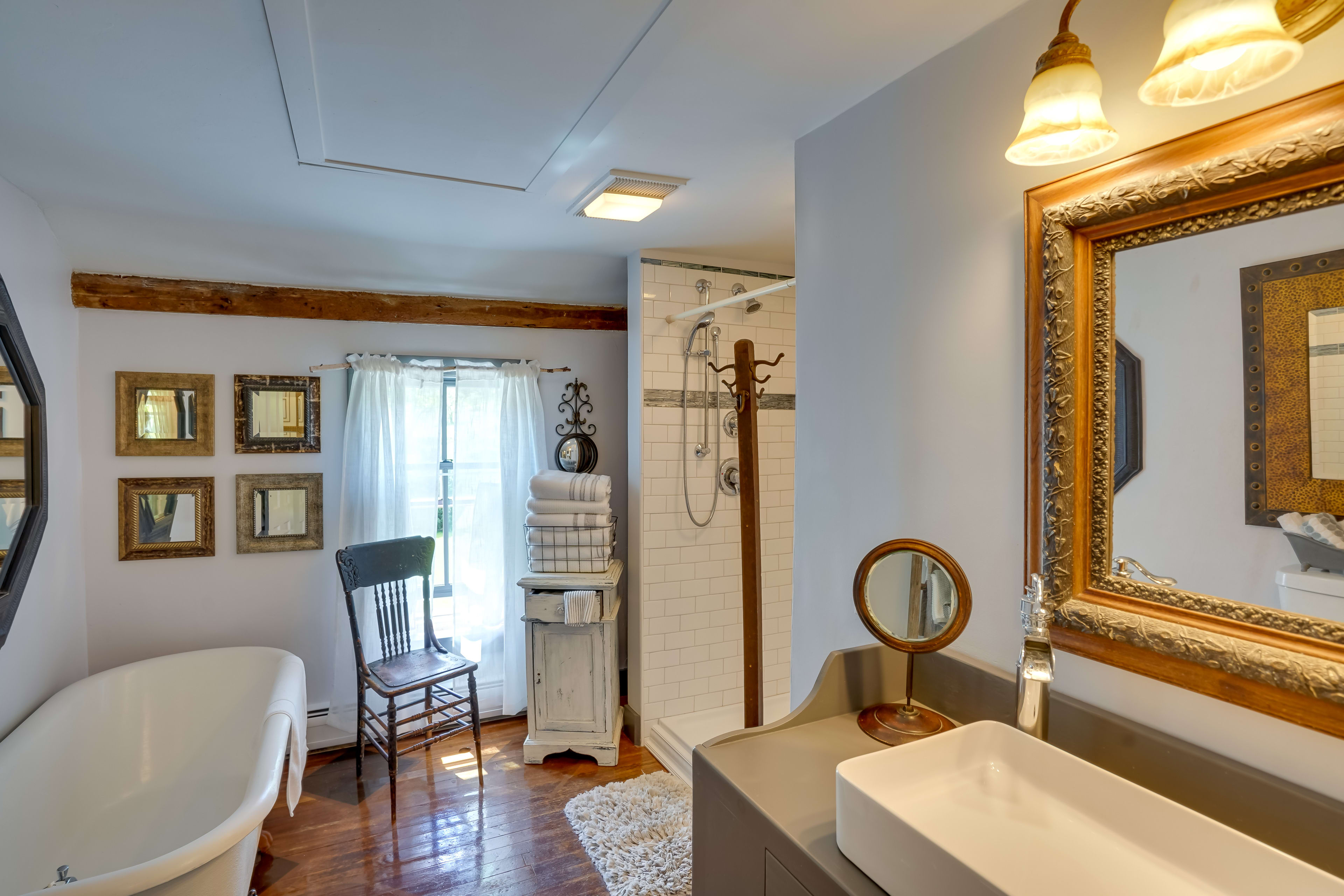 Full Bathroom | 2nd Floor | Complimentary Toiletries | Hair Dryer