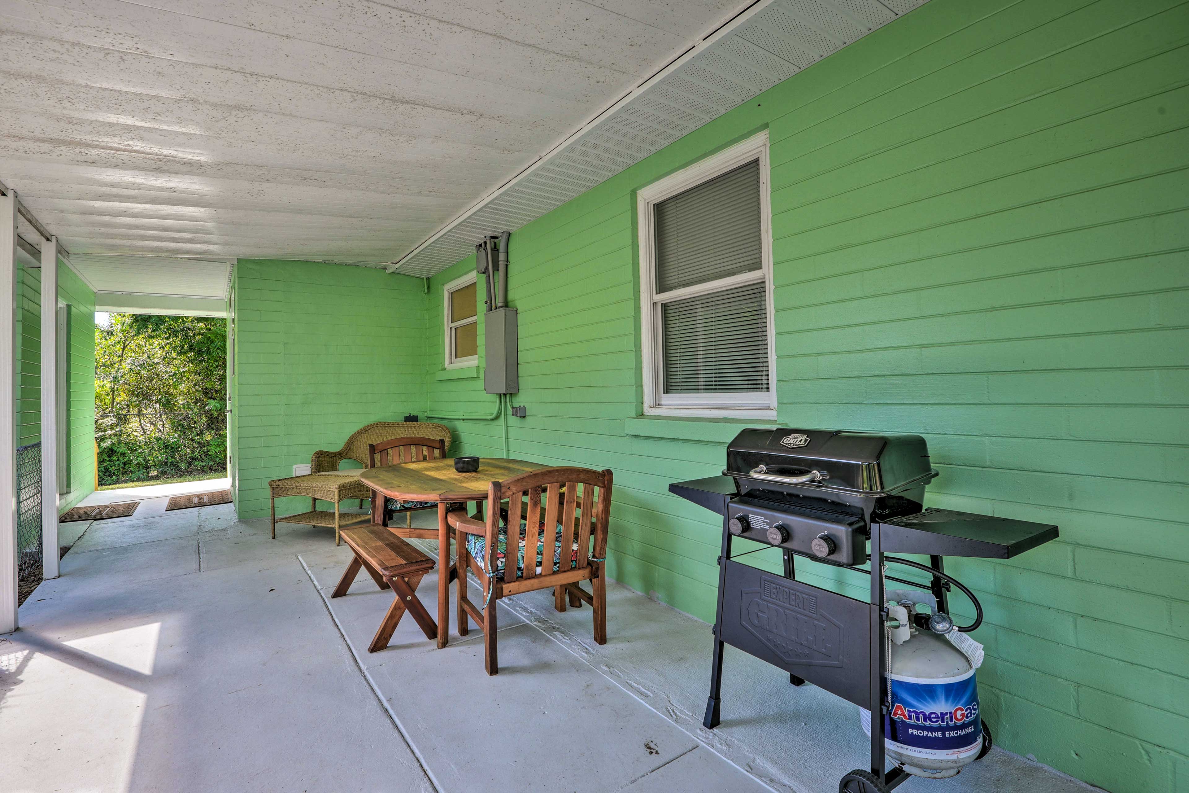 House Exterior | Dining Area | Gas Grill