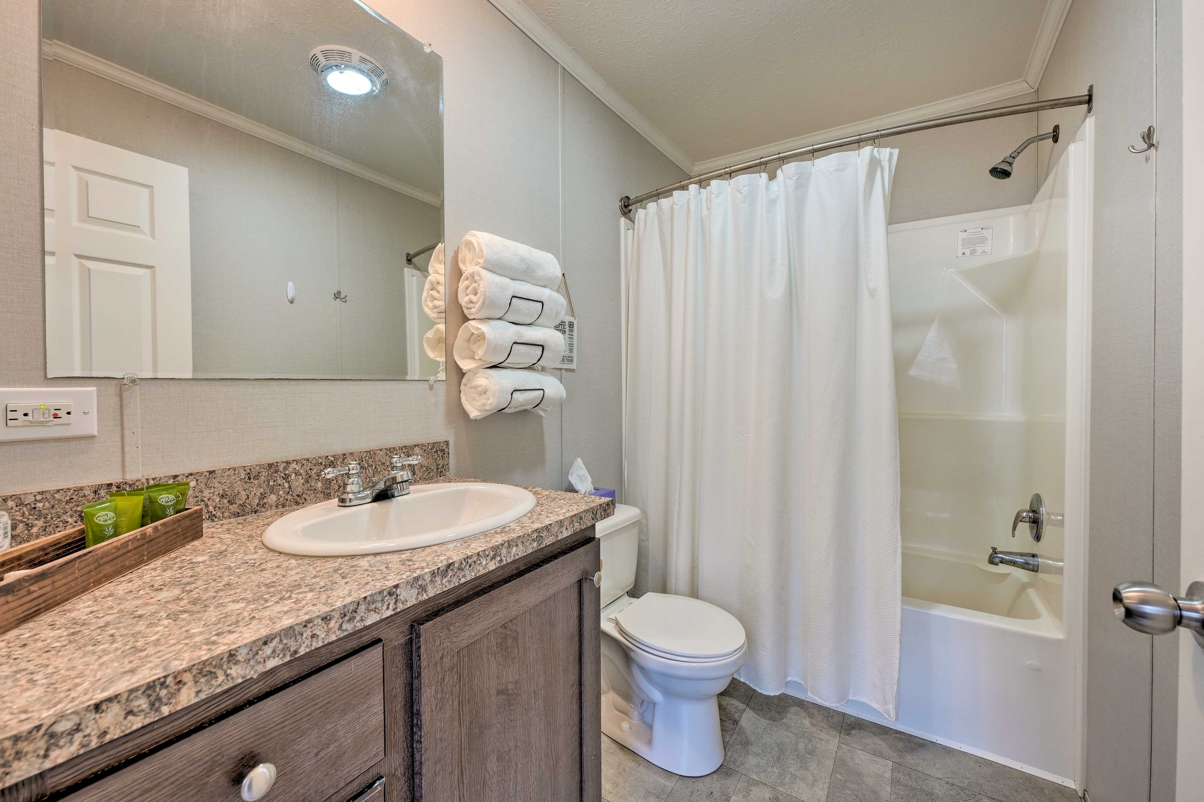 Full Bathroom | Complimentary Toiletries