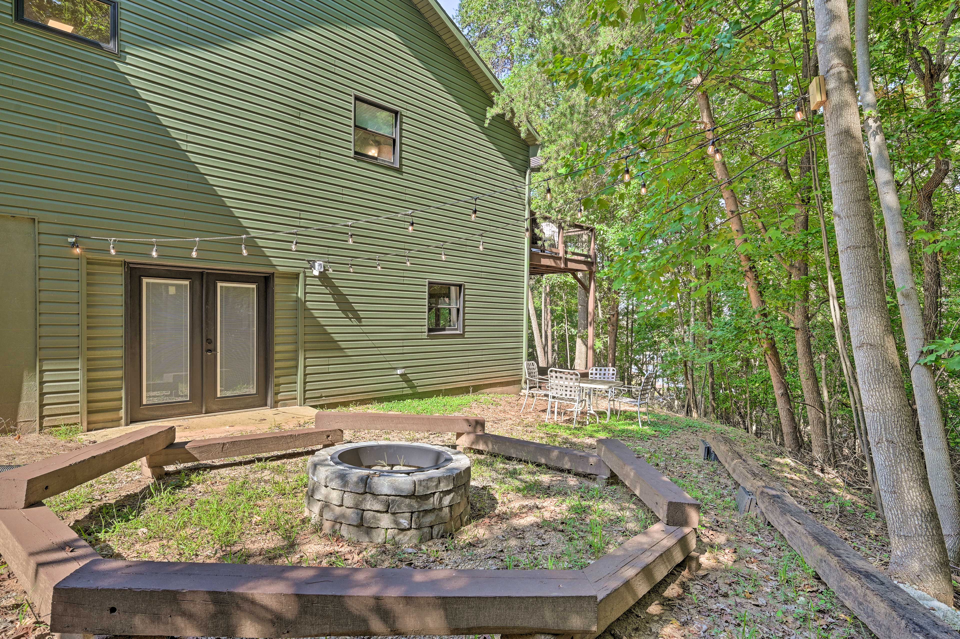 Private Yard | Fire Pit | 6 External Security Cameras (Facing Out)