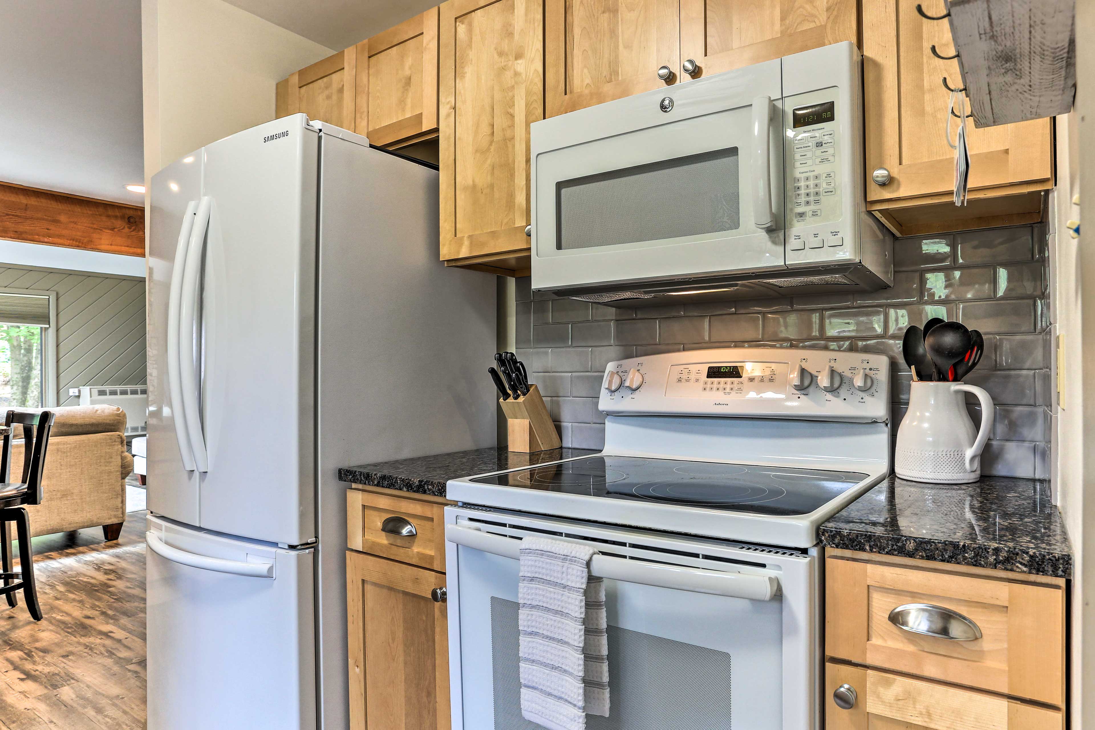 Kitchen | 1st Floor | Dishware & Flatware | Toaster