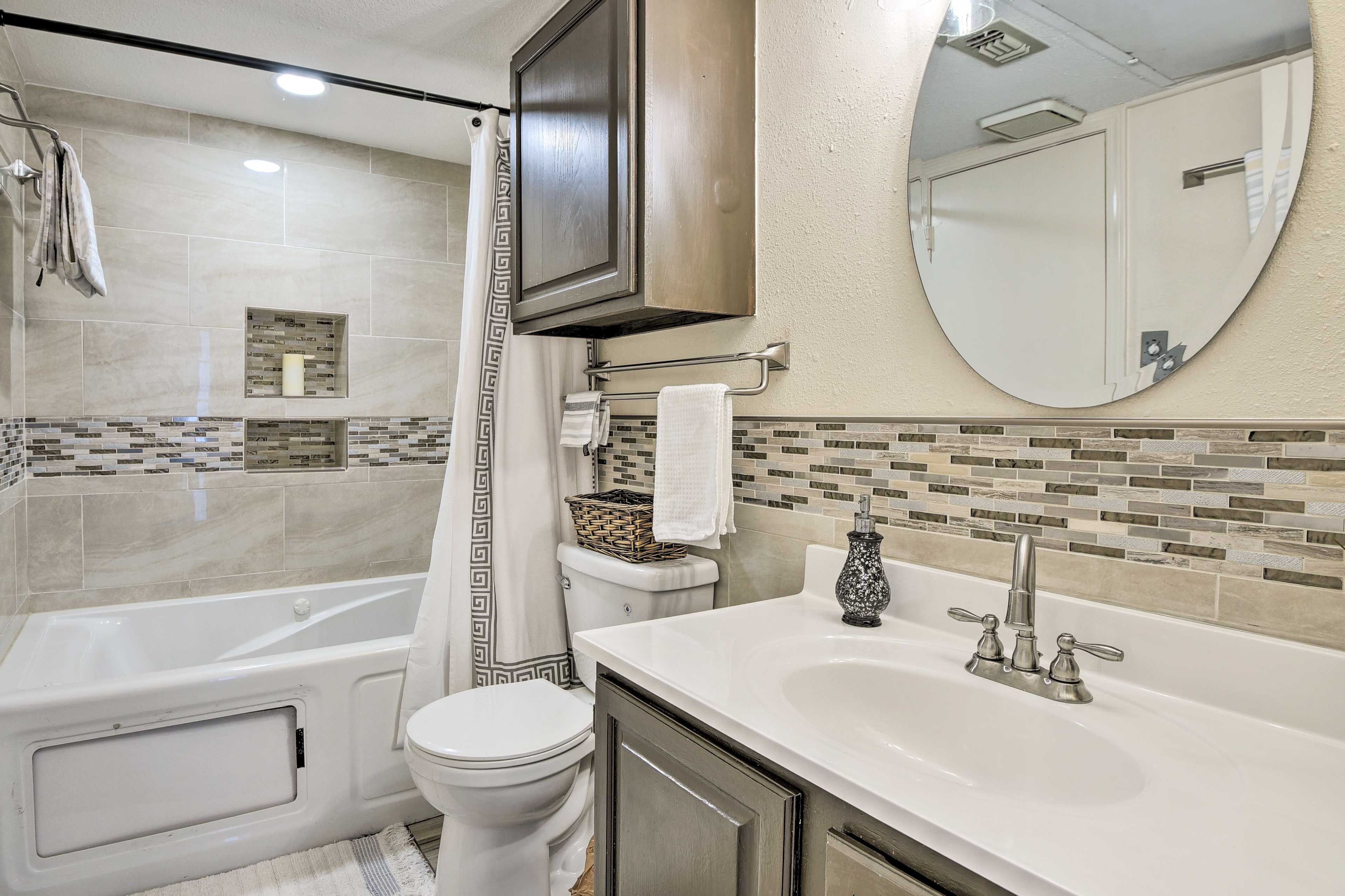 Full Bathroom | Shower/Tub Combo (w/ Jetted Tub) | Complimentary Toiletries