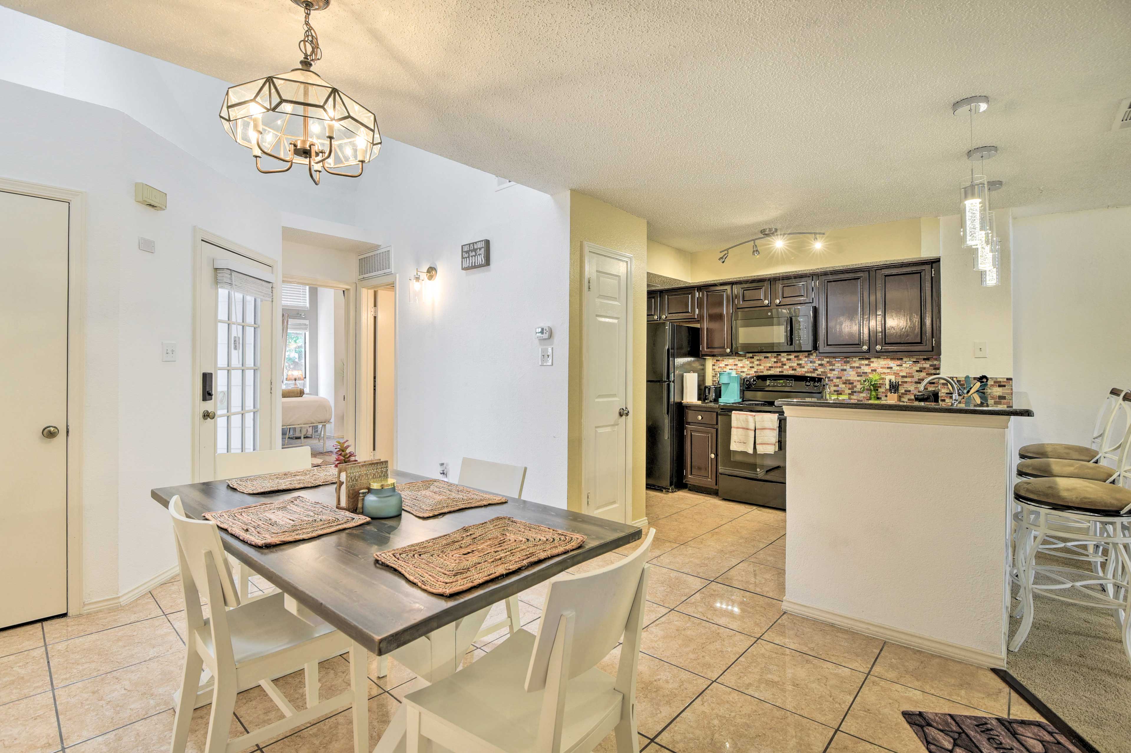 Dining Area | Central A/C | 1,000 Sq Ft