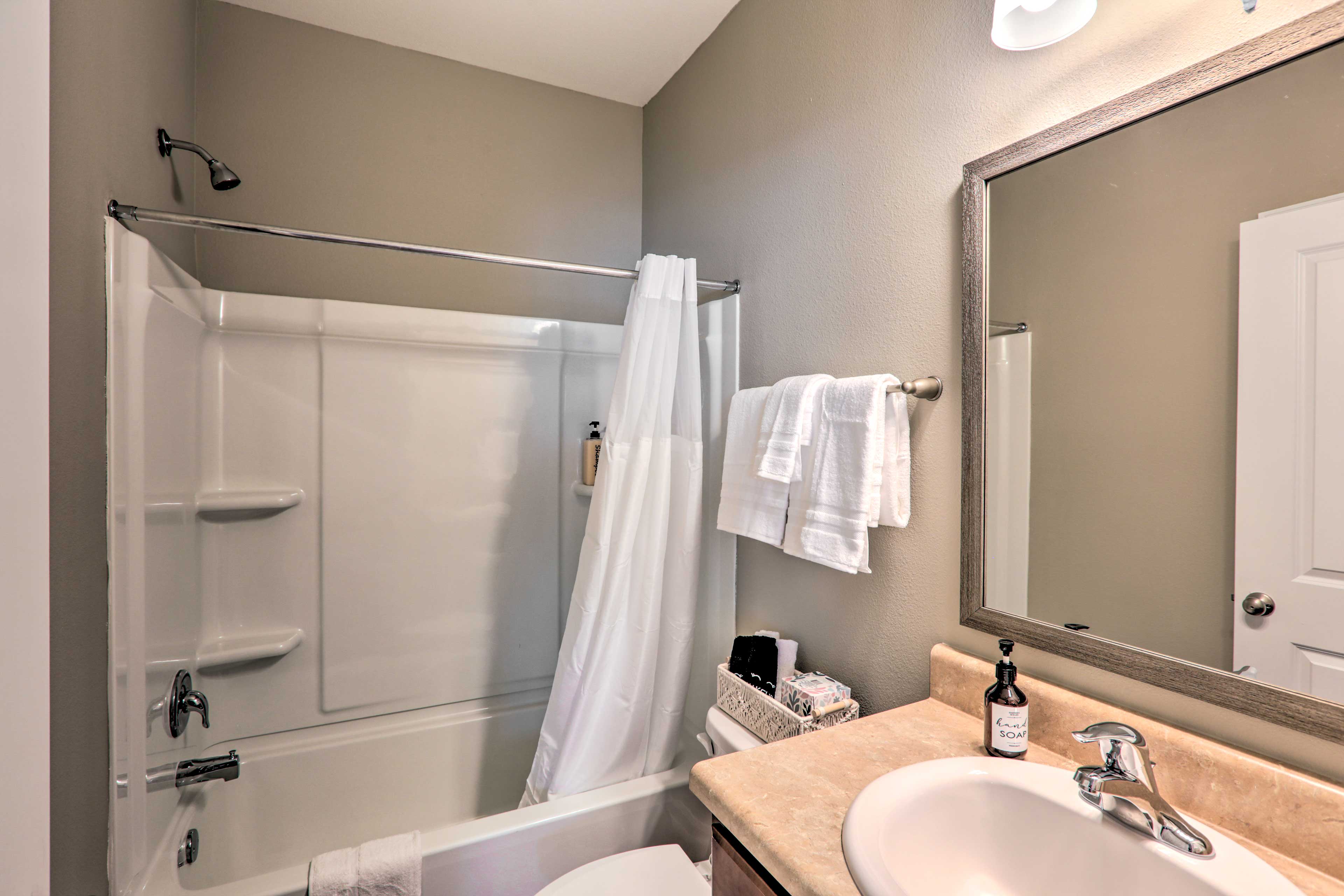 Full Bathroom | Complimentary Toiletries | Towels Provided