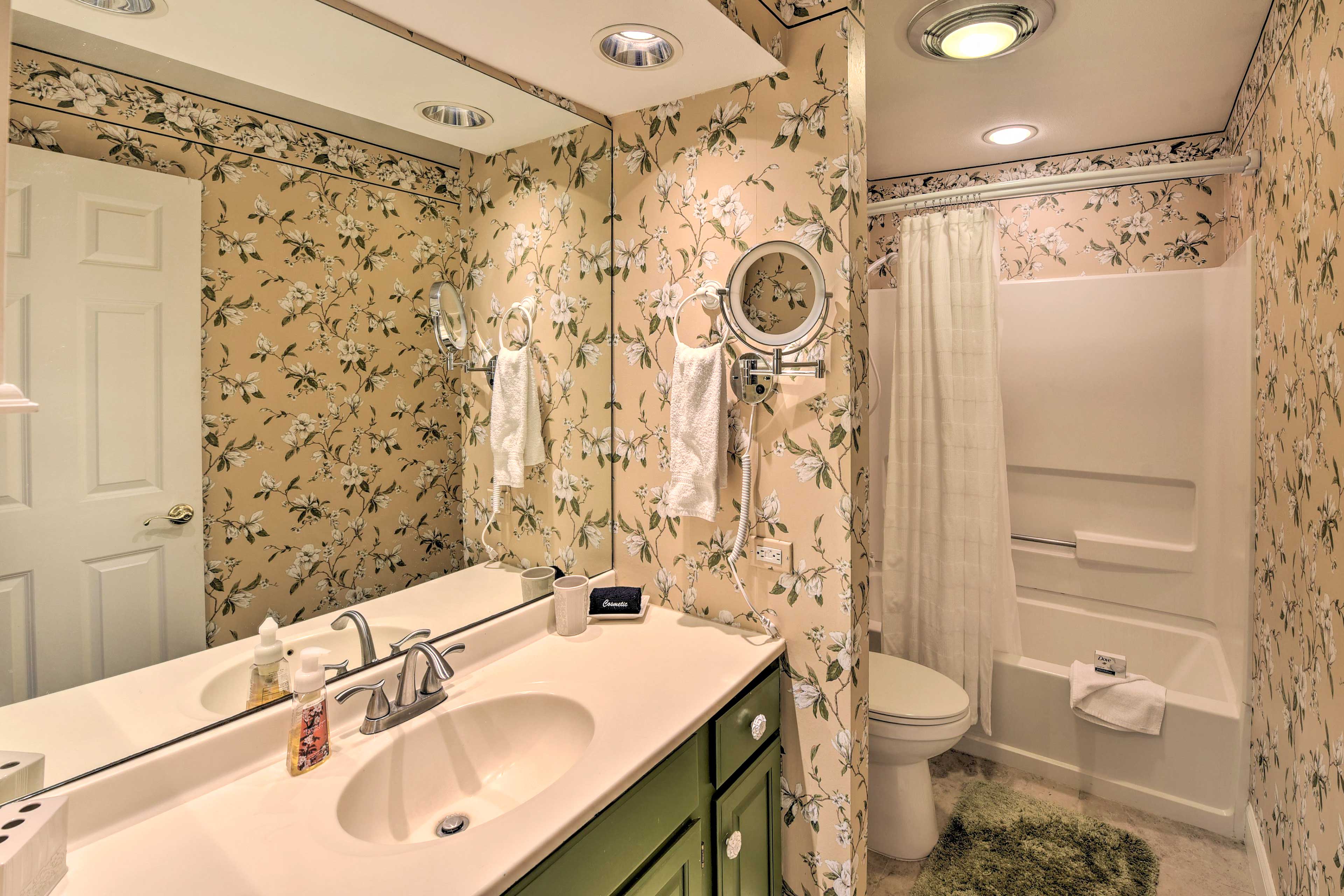 Full Bathroom | Towels Provided | Complimentary Toiletries