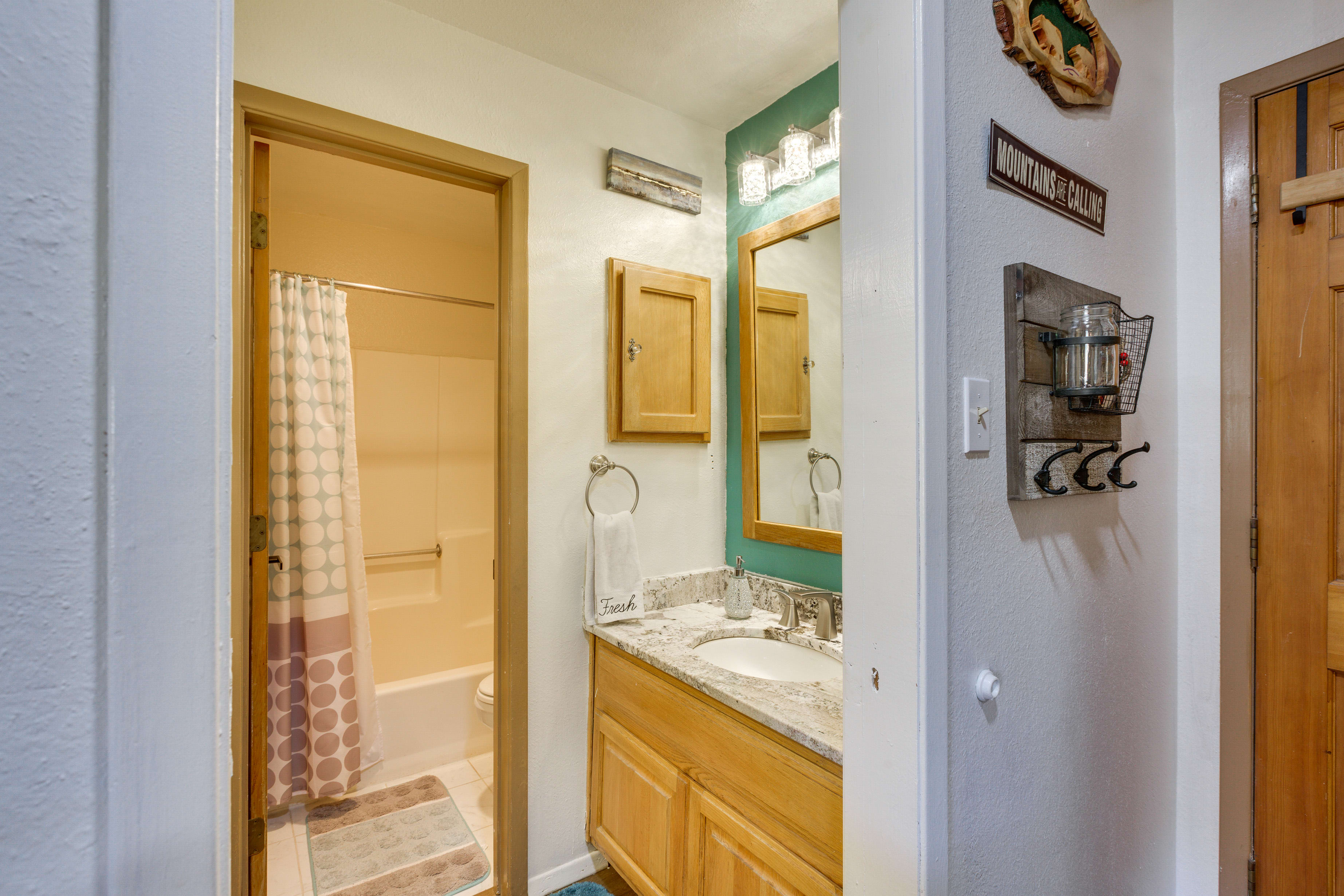 Full Bathroom | 1st Floor | Towels Provided | Complimentary Toiletries