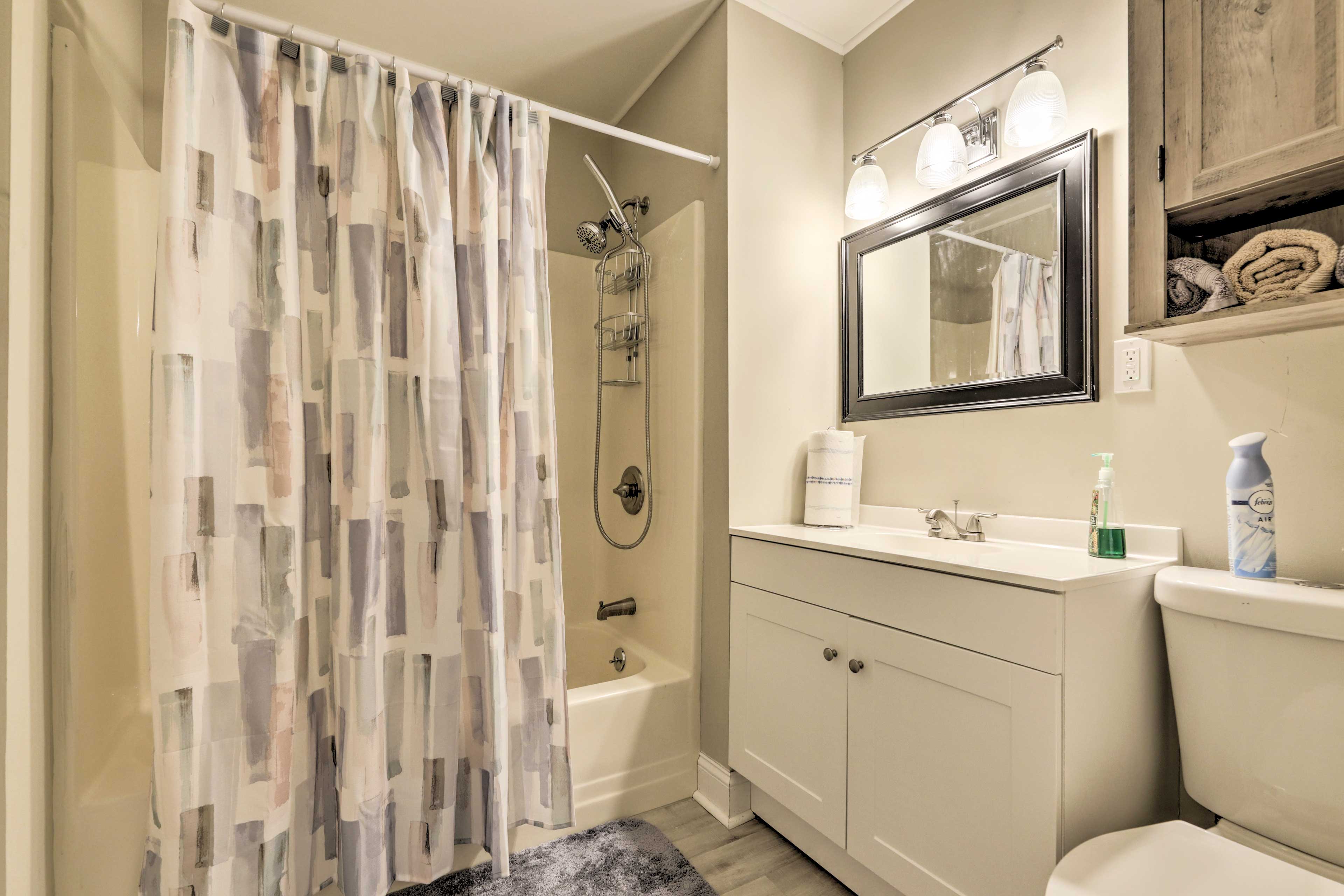 Full Bathroom | Complimentary Toiletries