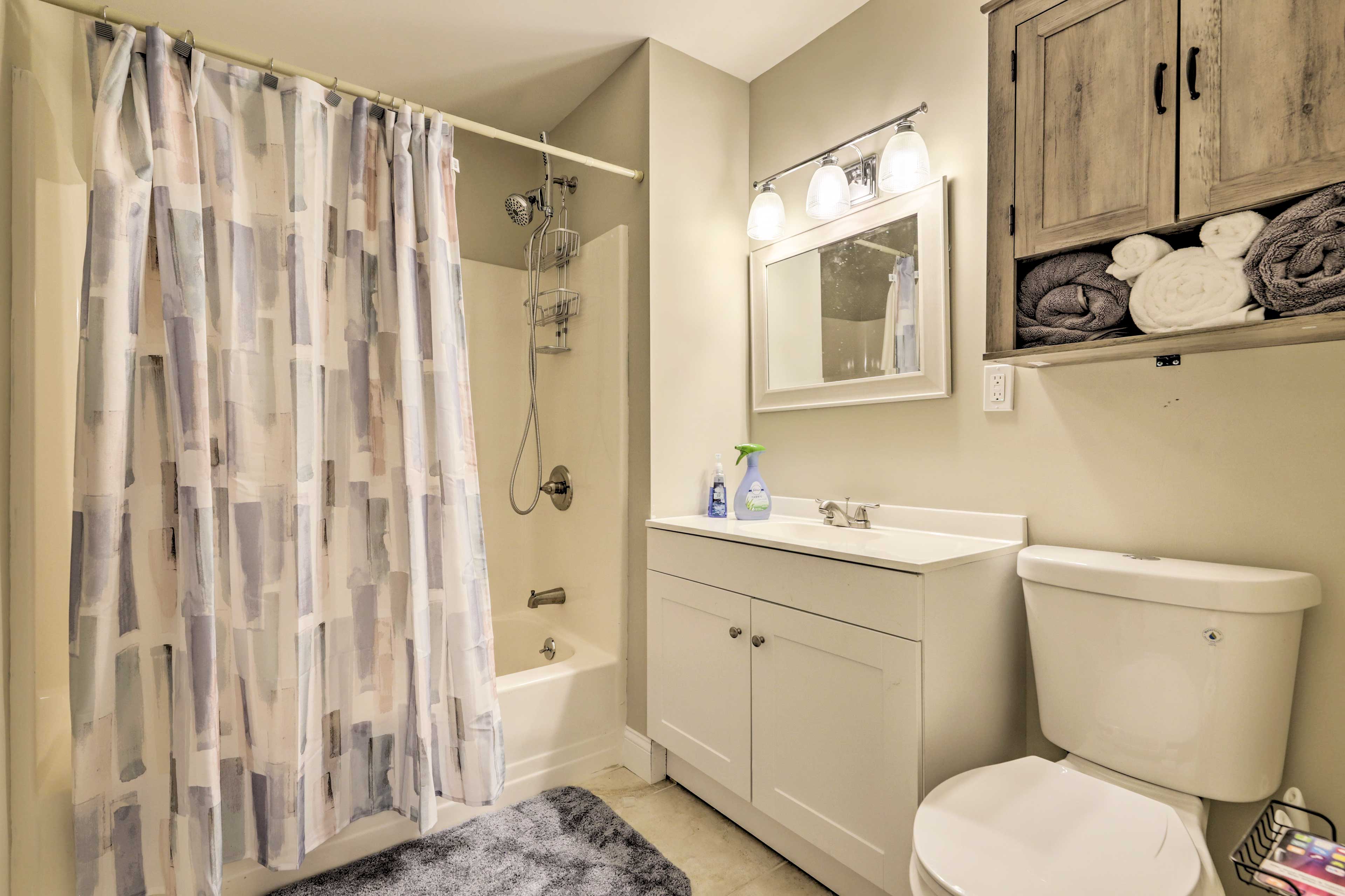 Full Bathroom | Complimentary Toiletries Provided