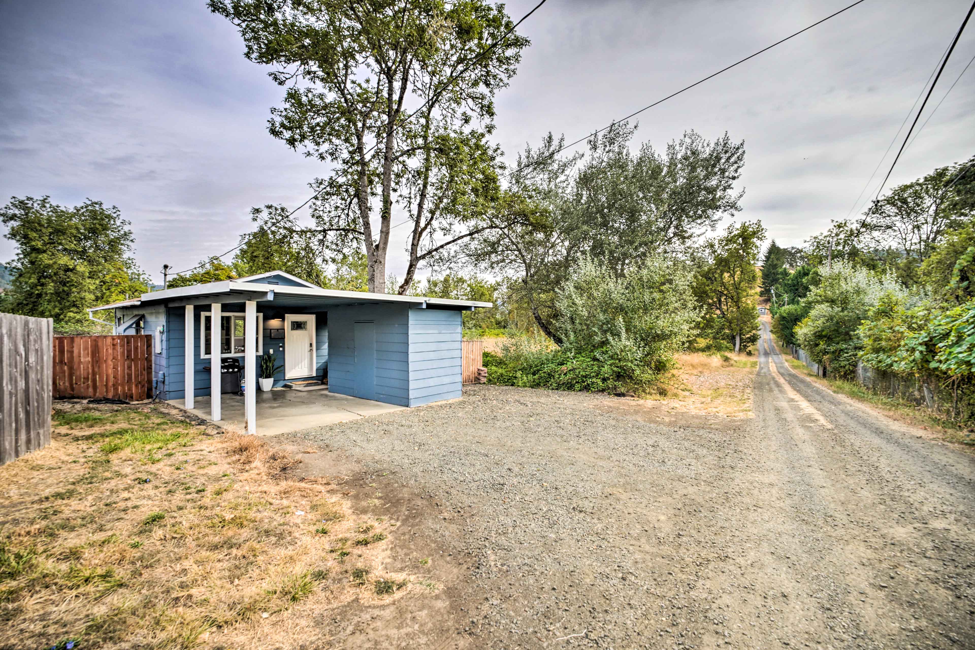 Parking | Gravel Driveway (2 Vehicles) | Small Trailer Parking