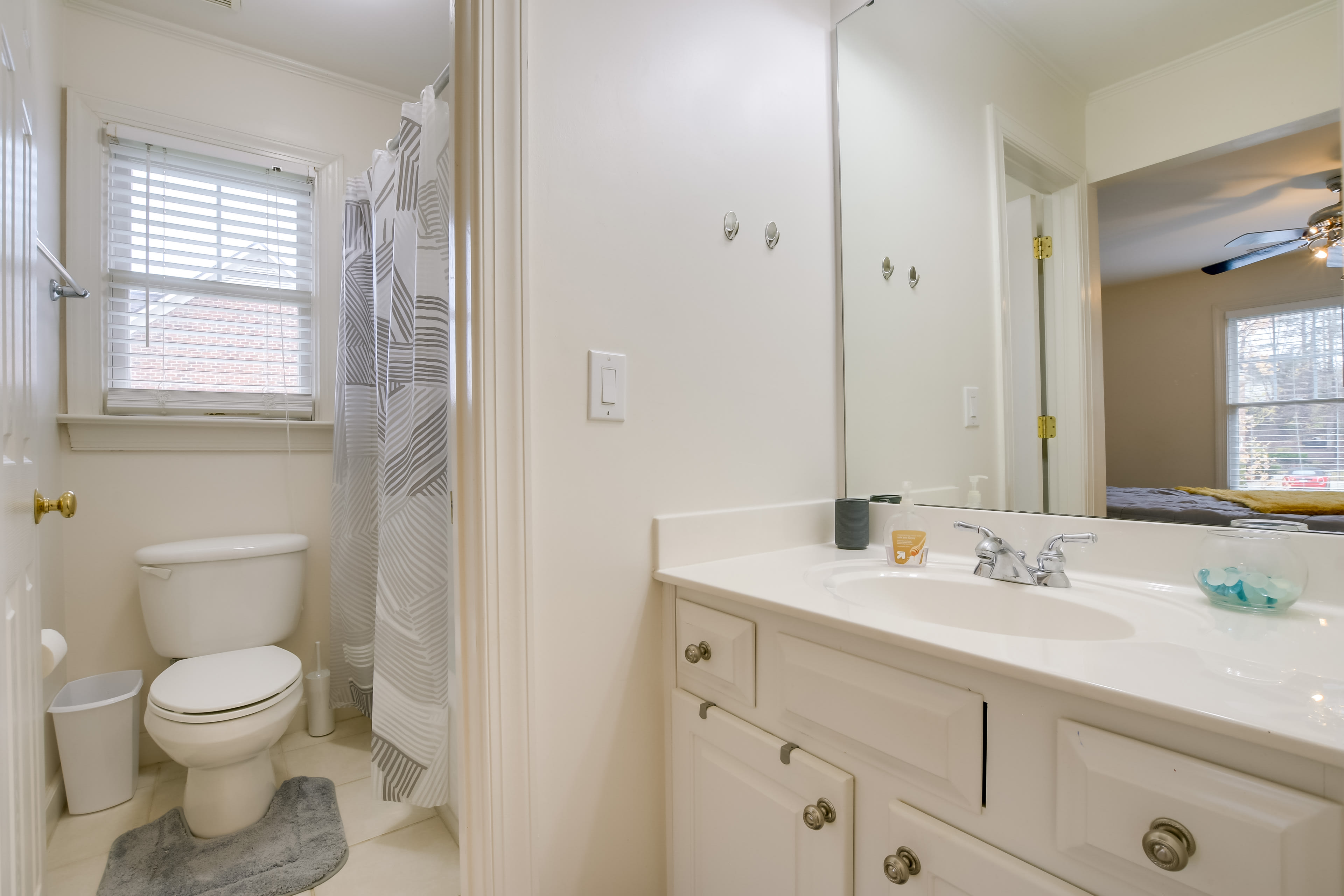 Full Bathroom | 2nd Floor | Towels Provided | Complimentary Toiletries