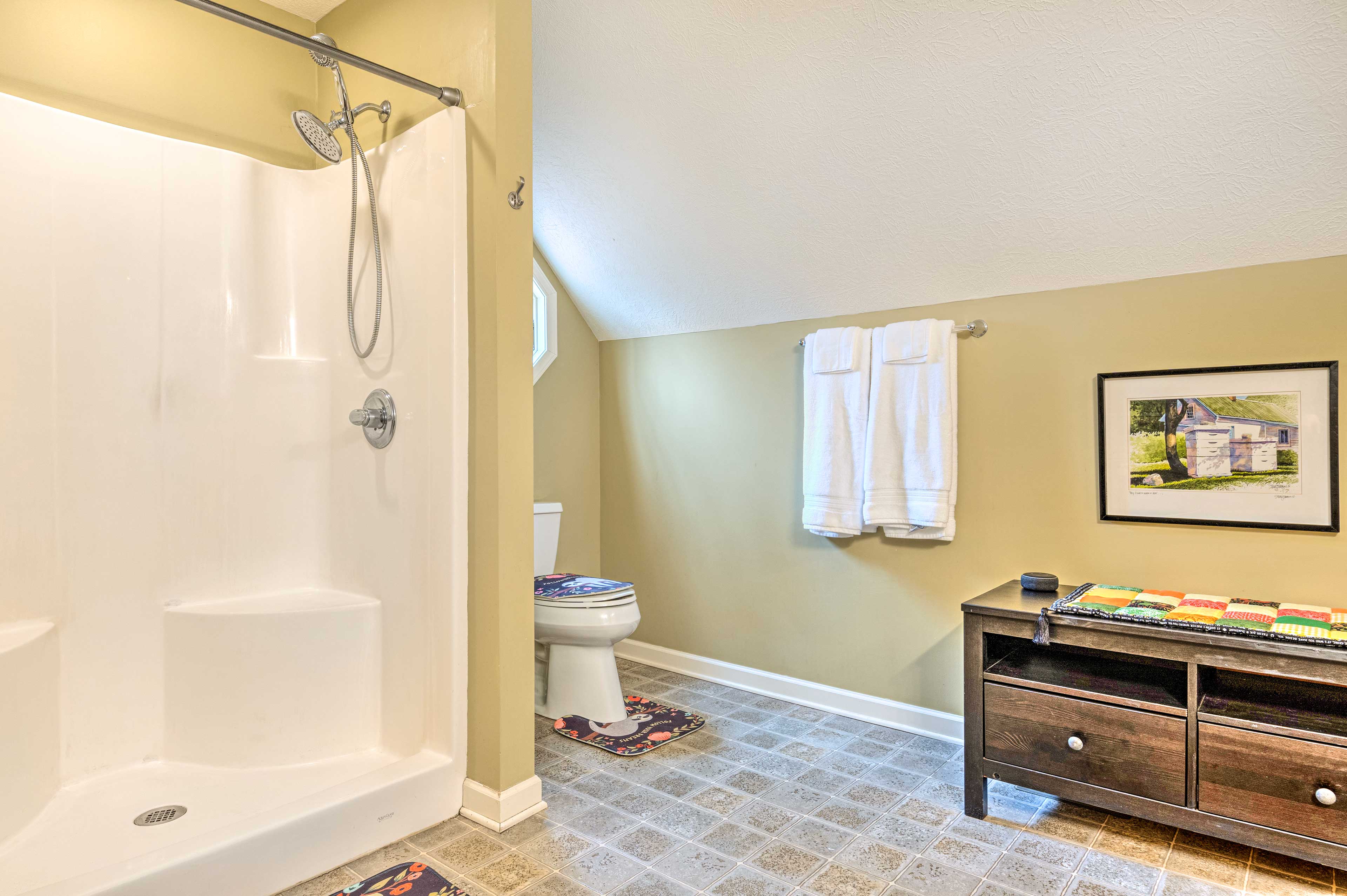 Full Bathroom | 2nd Floor | Access Via Loft Bedroom