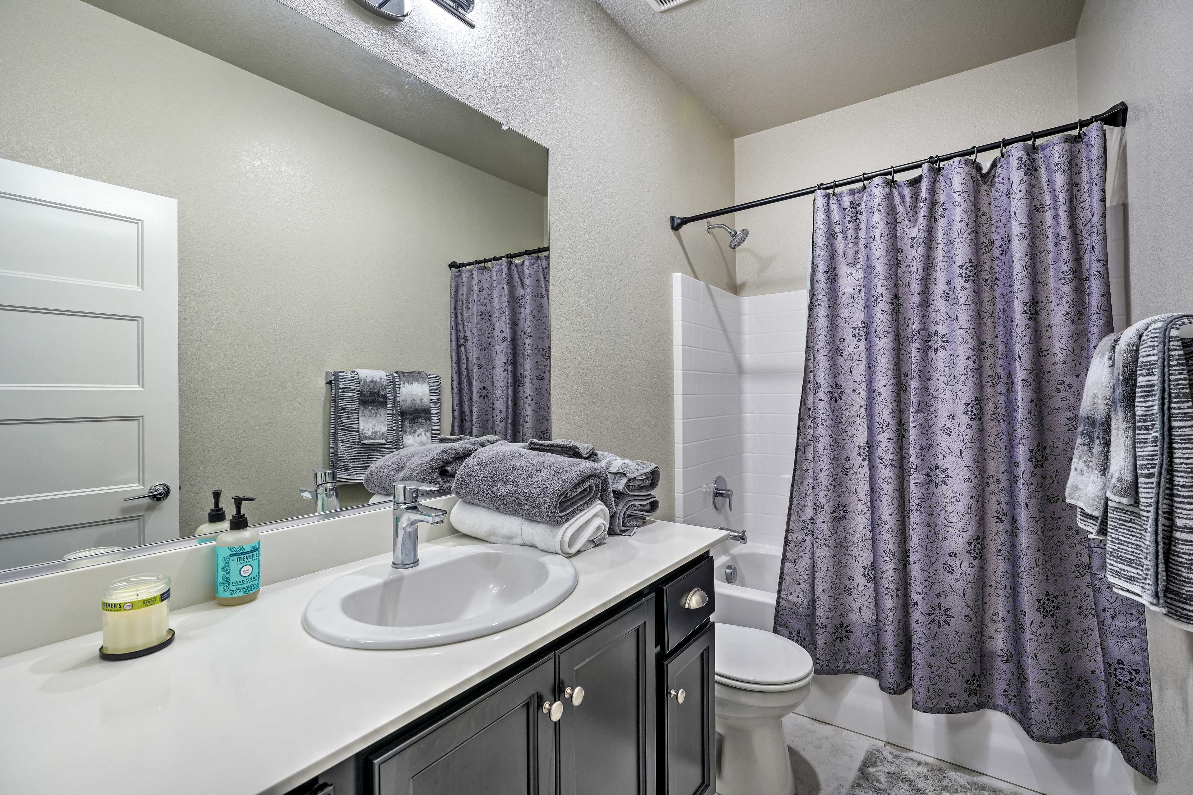 Full Bathroom | Complimentary Toiletries | 1st Floor