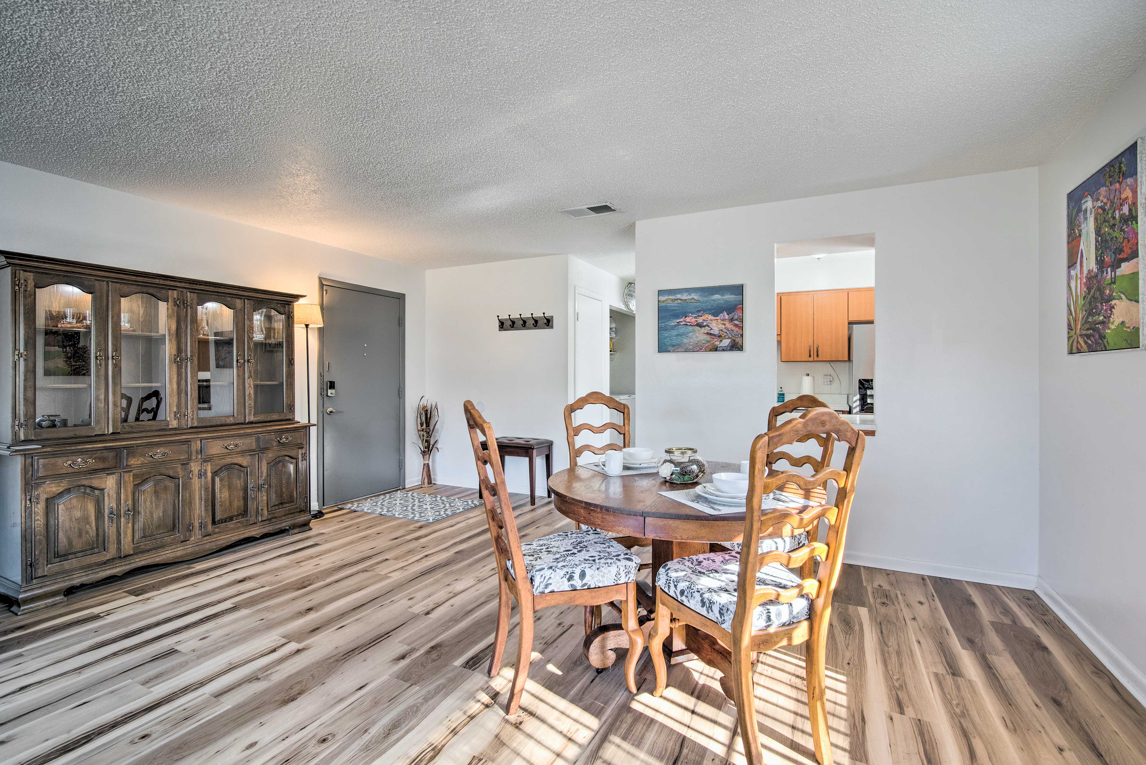 Dining Area | Dishware & Flatware Provided